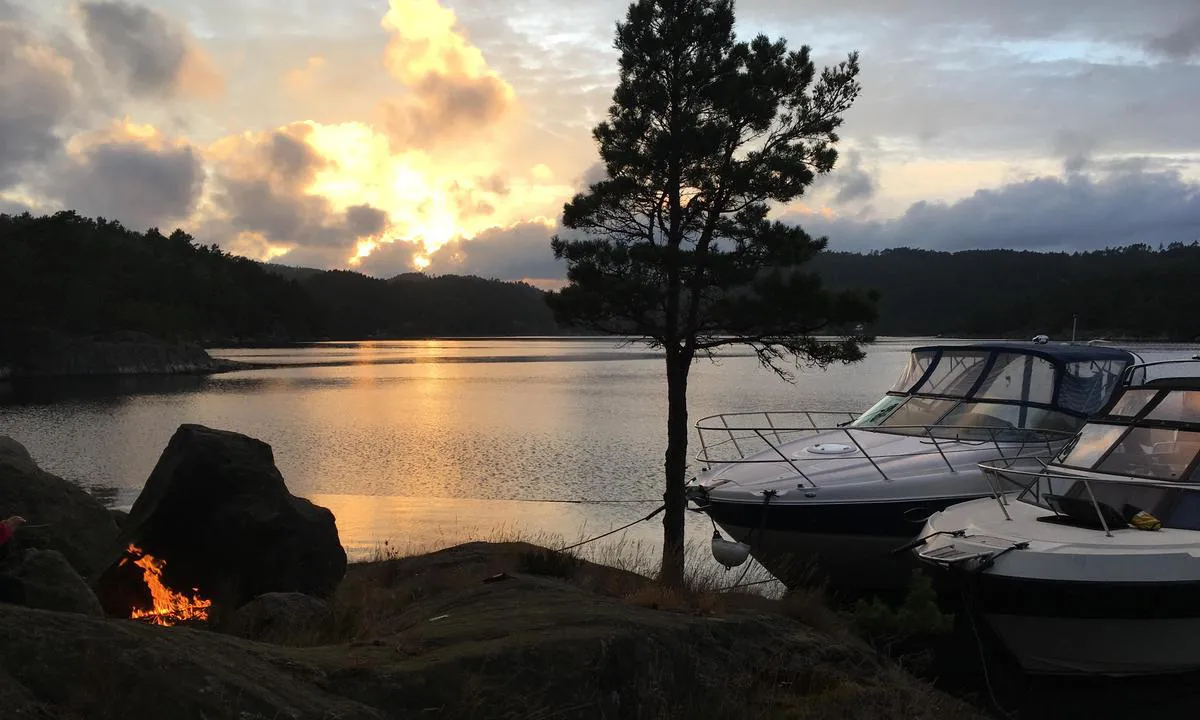 Kjøstveitholmen: Mange fine plasser å søke ly på her inne når det blåser ute langs kysten.
Nordspissen på holmen.
Vær obs på to umerkede grunner på 0,8 m langs nord/øst-siden av holmen.