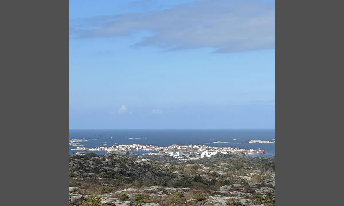 Klädesholmen - Fiskehamnen: {"base": "se", "no": "Utsikt over Kl\u00e4desholmen fra Vetteberget.", "se": "Utsikt \u00f6ver Kl\u00e4desholmen fr\u00e5n Vetteberget.", "en": "View over Kl\u00e4desholmen from Vetteberget.", "da": "Udsigt over Kl\u00e4desholmen fra Vetteberget."}
