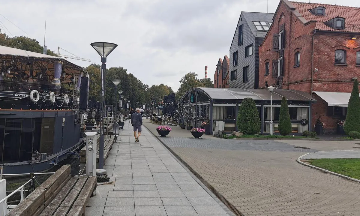 {"base": "en", "no": "Promenade i Klaipeda", "se": "Promenad i Klaipeda", "en": "Promenade in Klaipeda", "da": "Promenade i Klaipeda"}