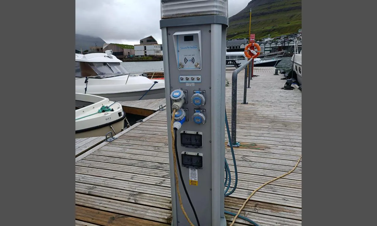 Klaksvík Harbour: {"base": "no", "no": "Str\u00f8m f\u00e5s med oppladbart spesialkort", "se": "Str\u00f6m f\u00e5s med uppladdningsbart specialkort", "en": "Electricity is available with a rechargeable special card", "da": "Str\u00f8m f\u00e5s med opladeligt specialkort"}