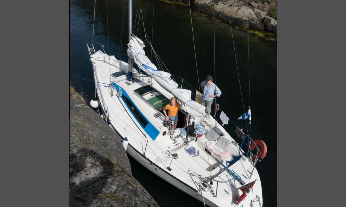 Klauholmen - Pinsehølet: {"base": "no", "no": "Her ligger vi inntil holmen mot vest, med baugen mot nord. Mener det var bolter i fjellet til fort\u00f8yning.", "se": "H\u00e4r ligger vi intill holmen mot v\u00e4st, med f\u00f6ren mot norr. Tror det fanns bultar i berget f\u00f6r f\u00f6rt\u00f6jning.", "en": "Here we lie against the islet to the west, with the bow facing north. I believe there were bolts in the rock for mooring.", "da": "Her ligger vi langs holmen mod vest, med st\u00e6vnen mod nord. Mener der var bolte i klippen til fort\u00f8jning."}