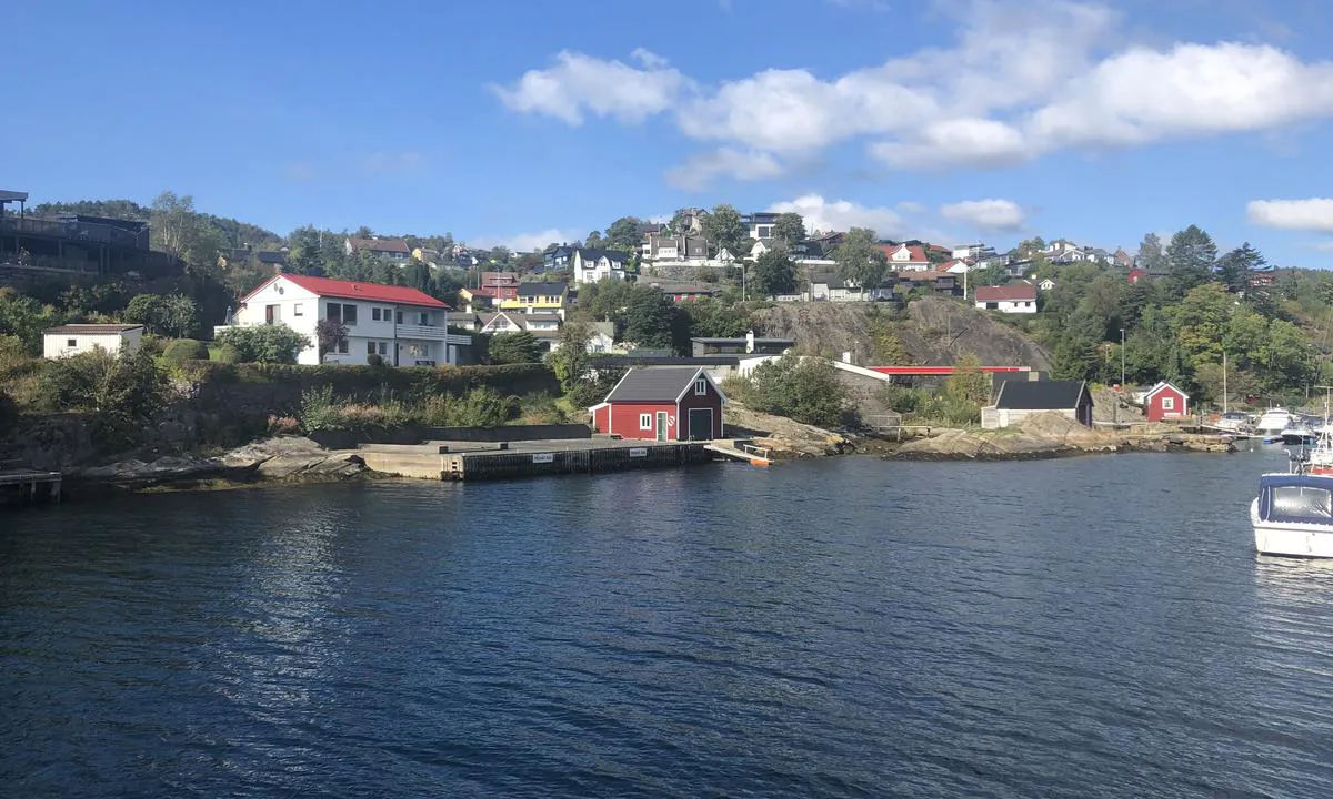 Kleppestøhopen: {"base": "no", "no": "Kaia du f\u00e5r p\u00e5 babord n\u00e5r du g\u00e5r inn i havna i Kleppest\u00f8hopen er tydelig merket som privat.", "se": "Bryggan du f\u00e5r p\u00e5 babord n\u00e4r du g\u00e5r in i hamnen i Kleppest\u00f8hopen \u00e4r tydligt markerad som privat.", "en": "The quay you get on port side when entering the harbor in Kleppest\u00f8hopen is clearly marked as private.", "da": "Kajen p\u00e5 bagbord side, n\u00e5r du sejler ind i havnen i Kleppest\u00f8hopen, er tydeligt m\u00e6rket som privat."}