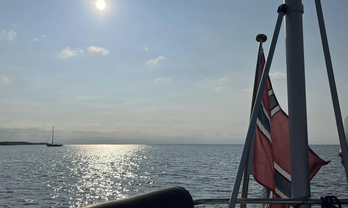 Klintehamn: {"base": "no", "no": "Flott svaihavn for moderate s\u00f8r\u00f8stlige vinder (fra \u00f8st-nord\u00f8st til s\u00f8r - s\u00f8rvest). Fint \u00e5 ankre p\u00e5 4-5 meter, men dette er langt fra land! Nydelig og stor sandstrand p\u00e5 innsiden! \r\nLang solgang! Solen g\u00e5r ned i horisonten.\r\nSv\u00e6rt godt ankerfeste! Sjelden vi opplever \u00e5 henge s\u00e5 godt s\u00e5 raskt.", "se": "Fin svajhamn f\u00f6r m\u00e5ttliga sydostliga vindar (fr\u00e5n ost-nordost till syd - sydv\u00e4st). Bra att ankra p\u00e5 4-5 meter, men det \u00e4r l\u00e5ngt fr\u00e5n land! Vacker och stor sandstrand p\u00e5 insidan! L\u00e5ng solskensdag! Solen g\u00e5r ner i horisonten. Mycket bra ankarf\u00e4ste! S\u00e4llan vi upplever att det h\u00e5ller s\u00e5 bra s\u00e5 snabbt.", "en": "Great swing anchorage for moderate southeasterly winds (from east-northeast to south-southwest). Nice to anchor at 4-5 meters, but this is far from land! Beautiful and large sandy beach on the inside! Extended daylight! The sun sets on the horizon. Very good holding ground! Rarely do we experience anchoring so well so quickly.", "da": "Flot svinghavn for moderate syd\u00f8stlige vinde (fra \u00f8st-nord\u00f8st til syd-sydvest). Godt at ankre p\u00e5 4-5 meter, men det er langt fra land! Dejlig og stor sandstrand p\u00e5 indersiden! Lang solgang! Solen g\u00e5r ned i horisonten. Meget godt ankerf\u00e6ste! Sj\u00e6ldent vi oplever at h\u00e6nge s\u00e5 godt s\u00e5 hurtigt."}
