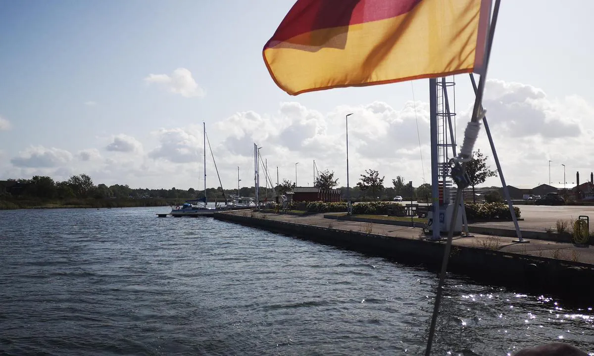 {"base": "de", "no": "Etter Klintehamn i 2019, smal kanal inn, man m\u00e5 holde seg n\u00e6r land", "se": "2019 In till Klintehamn smal passage, man m\u00e5ste h\u00e5lla sig n\u00e4ra stranden", "en": "2019 Into Klintehamn, narrow channel, you must stay close to the shore", "da": "2019 Ind i Klintehamn smal rende man skal holde sig t\u00e6t p\u00e5 kysten", "fr": "2019 Apr\u00e8s Klintehamn, une \u00e9troit chenal obligatoire; il faut rester pr\u00e8s du rivage", "de": "2019 Nach Klintehamn rein schmale Rinne man muss dicht am Ufer bleiben", "es": "2019 Hacia Klintehamn, estrecho canal de entrada, hay que mantenerse cerca de la orilla", "it": "2019 Dopo Klintehamn entrare in un canale stretto, bisogna rimanere vicino alla riva", "pt": "2019 Uma passagem estreita em Klintehamn, \u00e9 necess\u00e1rio manter-se pr\u00f3ximo \u00e0 costa", "nl": "2019 Na Klintehamn toe smalle geul, je moet dicht bij de oever blijven", "pl": "W 2019 r. do Klintehamn wchodzi w\u0105ski tor wodny, trzeba trzyma\u0107 si\u0119 blisko brzegu", "uk": "2019 \u0414\u043e \u041a\u043b\u0438\u043d\u0435\u0442\u0445\u0430\u043c\u043d\u0430 \u0432\u0435\u0434\u0435 \u0432\u0443\u0437\u044c\u043a\u0430 \u043f\u0440\u043e\u0442\u043e\u043a\u0430, \u043f\u043e\u0442\u0440\u0456\u0431\u043d\u043e \u0442\u0440\u0438\u043c\u0430\u0442\u0438\u0441\u044f \u0431\u0456\u043b\u044f \u0431\u0435\u0440\u0435\u0433\u0430", "ro": "2019 Pentru a intra \u00een Klintehamn, canalul este \u00eengust, trebuie s\u0103 r\u0103m\u00e2i aproape de \u021b\u0103rm", "tr": "2019 Klintehamn'a giri\u015f dar bir kanal, sahile yak\u0131n kalman\u0131z gerekiyor", "el": "2019 \u0393\u03b9\u03b1 \u03bd\u03b1 \u03b5\u03b9\u03c3\u03ad\u03bb\u03b8\u03b5\u03c4\u03b5 \u03c3\u03c4\u03bf Klintehamn, \u03c5\u03c0\u03ac\u03c1\u03c7\u03b5\u03b9 \u03c3\u03c4\u03b5\u03bd\u03cc \u03ba\u03b1\u03bd\u03ac\u03bb\u03b9 \u03ba\u03b1\u03b9 \u03c0\u03c1\u03ad\u03c0\u03b5\u03b9 \u03bd\u03b1 \u03bc\u03b5\u03af\u03bd\u03b5\u03c4\u03b5 \u03ba\u03bf\u03bd\u03c4\u03ac \u03c3\u03c4\u03b7\u03bd \u03b1\u03ba\u03c4\u03ae", "cs": "2019 Do Klintehamnu \u00fazk\u00fdm pr\u016flivem, mus\u00edte z\u016fstat bl\u00edzko pob\u0159e\u017e\u00ed", "hu": "2019-ben Klintehamnba val\u00f3 behaj\u00f3z\u00e1skor keskeny csatorna, v\u00e9gig k\u00f6zel kell maradni a parthoz.", "fi": "2019 Sis\u00e4\u00e4n Klintehamniin kapea uoma, t\u00e4ytyy pysytell\u00e4 l\u00e4hell\u00e4 rantaa", "bg": "2019 \u0412\u043b\u0438\u0437\u0430\u043d\u0435 \u0432 \u041a\u043b\u0438\u043d\u0433\u0442\u0435\u0445\u0430\u043c\u043d \u043f\u043e \u0442\u0435\u0441\u0435\u043d \u043a\u0430\u043d\u0430\u043b, \u0442\u0440\u044f\u0431\u0432\u0430 \u0434\u0430 \u0441\u0435 \u0434\u044a\u0440\u0436\u0438 \u0431\u043b\u0438\u0437\u043e \u0434\u043e \u0431\u0440\u0435\u0433\u0430", "sr": "2019 Nakon Klintehamna uska brazda, morate ostati blizu obale", "et": "2019 Aastal Kinstehamni sisse s\u00f5iduks kitsas kanal, peab kaldale l\u00e4hedal p\u00fcsima", "lv": "2019. Gad\u0101, lai iebrauktu Klintehamn\u0101, \u0161aurs \u0161aurums; j\u0101paliek tuvu krastam", "lt": "2019 \u012eplaukimas \u012f Klintehamn\u0105 - siauras kanalas, b\u016btina laikytis arti kranto"}