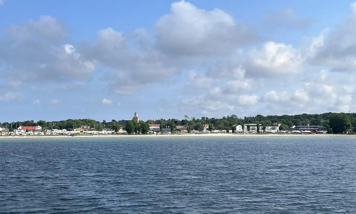 Klintehamn: {"base": "se", "no": "Lang sandstrand langs \u00d8landskysten", "se": "Lang sandstrand langs \u00d6landskysten", "en": "Long sandy beach along the coast of \u00d6land", "da": "Lang sandstrand langs \u00d6landskysten"}
