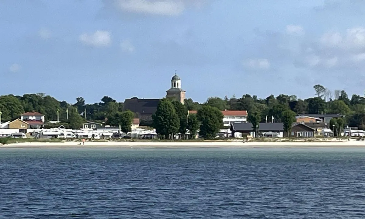 Klintehamn: {"base": "no", "no": "M\u00e5tte zoome inn maksimalt for \u00e5 ta bilde fra b\u00e5ten. Skikkelig langgrunt!.", "se": "Var tvungen att zooma in maximalt f\u00f6r att ta bild fr\u00e5n b\u00e5ten. Riktigt l\u00e5nggrunt!", "en": "Had to zoom in fully to take a picture from the boat. Really shallow here!", "da": "M\u00e5tte zoome ind maksimalt for at tage billede fra b\u00e5den. Rigtig lavvandet!"}