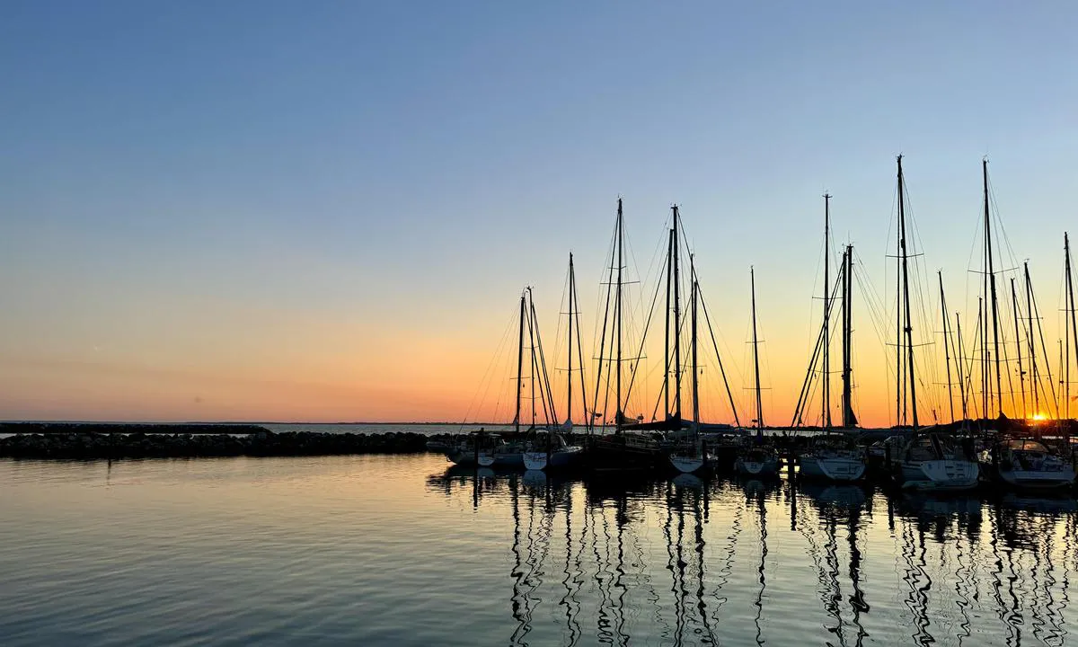 Klintholm Havn: {"base": "en", "no": "Ganske fullt om sommeren, n\u00e5r du kommer sent, fort\u00f8y til andre b\u00e5ter i fiskerihavnen til h\u00f8yre", "se": "Ganska fullt under sommaren, om du anl\u00e4nder sent, f\u00f6rt\u00f6j vid andra b\u00e5tar i fiskehamnen till h\u00f6ger", "en": "Quite full during summer, when you arrive late, moore to other boats in the fishing harbor to the right", "da": "Ret fuld om sommeren, n\u00e5r du ankommer sent, fort\u00f8j til andre b\u00e5de i fiskerihavnen til h\u00f8jre"}