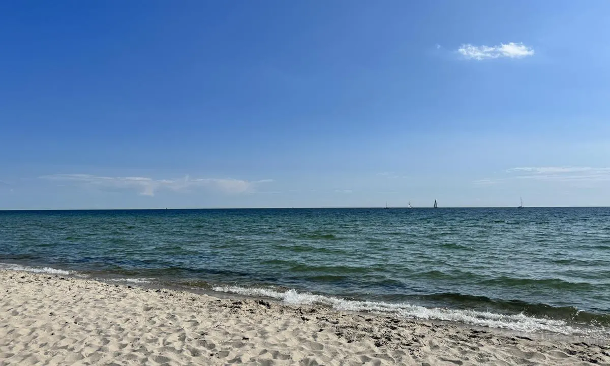 Klintholm Havn: {"base": "en", "no": "Fin strand - 7 min til fots", "se": "Fin strand - 7 min till fots", "en": "Nice beach - 7 min by foot", "da": "Dejlig strand - 7 min til fods"}