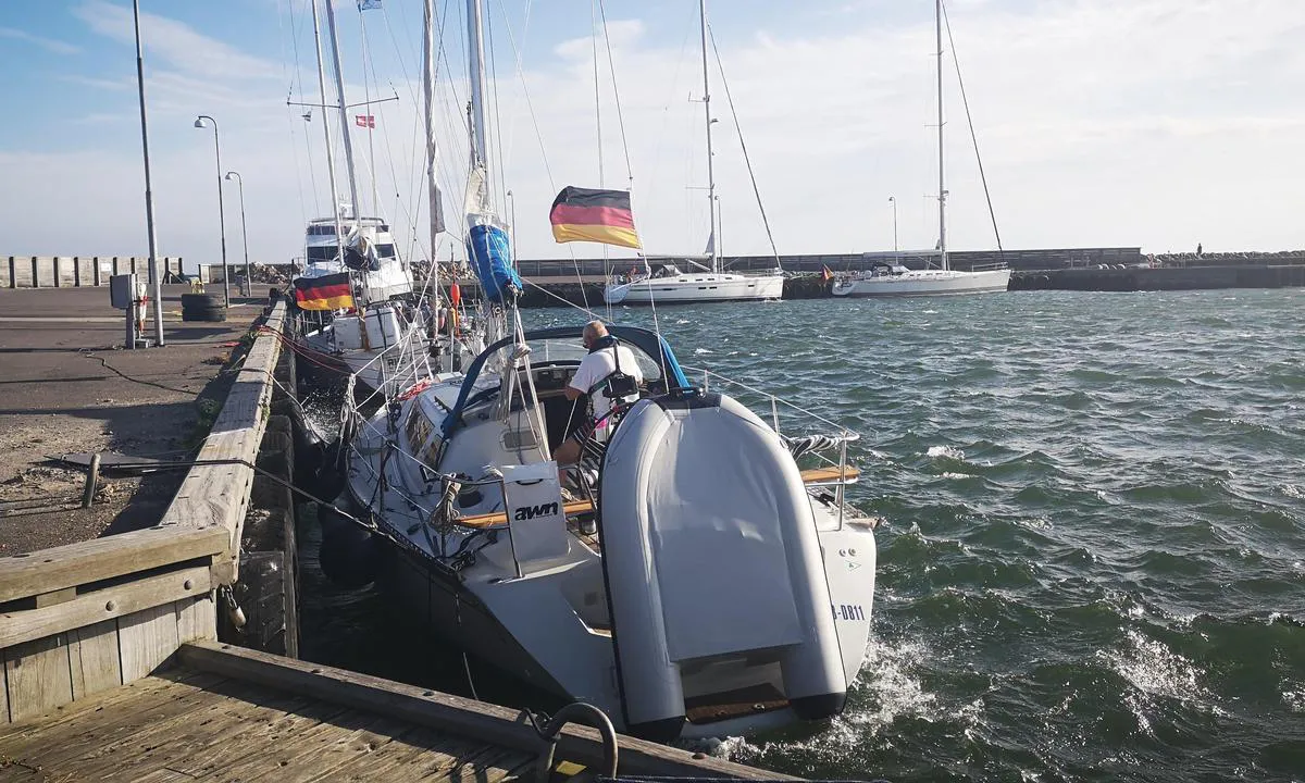 Klintholm Havn: {"base": "de", "no": "Hadde 6 fort\u00f8yninger p\u00e5 og alle fendere ute. Natten bl\u00e5ste med 7. Om morgenen manglet 3 fendere, og gnistlista var borte. Man ligger ved dekkene ugunstig n\u00e5r det er b\u00f8lger.", "se": "Vi hade 6 f\u00f6rt\u00f6jningar och alla fendrar ute bl\u00e5ste natten med 7. P\u00e5 morgonen var 3 fendrar borta och skavlisterna av. Man ligger mot d\u00e4cken vid v\u00e5gor ogynnsamt.", "en": "Had 6 moorings attached and all fenders out, the night blew with a force of 7. In the morning, 3 fenders were missing and the rubbing strake was off. Lying at the tires is unfavorable in waves.", "da": "Havde 6 fort\u00f8jninger p\u00e5 og alle fendere ude, natten bl\u00e6ste med 7. Om morgenen 3 fendere mindre og skurelisten af. Man ligger ved d\u00e6kkene ugunstigt ved b\u00f8lger.", "fr": "Nous avions six amarres fix\u00e9es et tous les d\u00e9fenses en place la nuit avec du vent de force 7. Le matin, il manquait trois d\u00e9fenses et le liston \u00e9tait endommag\u00e9. On est mal positionn\u00e9 pr\u00e8s des pneus par temps de houle.", "de": "Hatten 6 Festmacher dran und alle Fender raus wehte die Nacht mit 7. Morgends 3 Fender weniger und Scheuerleiste ab. Man liegt an den Reifen bei Welle ung\u00fcnstig.", "es": "Ten\u00edan 6 amarras y todos los defensas puestos, pero la noche sopl\u00f3 con fuerza de 7. Por la ma\u00f1ana, faltaban 3 defensas y la cinta de roce se hab\u00eda ido. Se coloca en los neum\u00e1ticos de manera desfavorable con oleaje.", "it": "Avevamo 6 ormeggi e tutti i parabordi fuori, la notte soffiava con forza 7. La mattina 3 parabordi erano spariti e la striscia anti-sfregamento era staccata. Si giace sugli pneumatici in modo scomodo con le onde.", "pt": "T\u00ednhamos 6 amarras fixas e todas as defensas para fora, a noite soprou com for\u00e7a 7. De manh\u00e3, 3 defensas a menos e a borda de desgaste danificada. Ficar atracado nos pneus em caso de ondas \u00e9 desfavor\u00e1vel.", "nl": "We hadden zes landvasten en alle stootwillen uitgelegd gedurende de nacht met windkracht 7. 's Ochtends drie stootwillen minder en de scheurleijst was eraf. Men ligt bij de banden ongunstig bij golven.", "pl": "Mieli\u015bmy 6 cum przyczepionych i wszystkie odbojnice wystawione, wiatr wia\u0142 noc z si\u0142\u0105 7. Rano brakowa\u0142o 3 odbojnice i listwa \u015bcierna by\u0142a uszkodzona. Przy fali niewygodnie le\u017cy si\u0119 przy oponach.", "uk": "\u0411\u0443\u043b\u0438 \u043f\u0440\u0438\u0432'\u044f\u0437\u0430\u043d\u0456 \u0448\u0456\u0441\u0442\u044c \u0448\u0432\u0430\u0440\u0442\u043e\u0432\u043d\u0438\u0445 \u0442\u0440\u043e\u0441\u0456\u0432 \u0456 \u0432\u0441\u0456 \u043a\u0440\u0430\u043d\u0446\u0456 \u0431\u0443\u043b\u0438 \u0432\u0438\u0442\u044f\u0433\u043d\u0443\u0442\u0456, \u043d\u0456\u0447 \u043c\u0438\u043d\u0443\u043b\u0430 \u0437 7 \u0431\u0430\u043b\u0430\u043c\u0438. \u0412\u0440\u0430\u043d\u0446\u0456 \u0442\u0440\u0438 \u043a\u0440\u0430\u043d\u0446\u0456 \u043c\u0435\u043d\u0448\u0435 \u0456 \u0441\u043f\u0438\u0441 \u043e\u0431\u0434\u0435\u0440\u0442\u0438\u0439. \u041f\u0440\u0438 \u0445\u0432\u0438\u043b\u044f\u0445 \u043b\u0435\u0436\u0430\u0442\u0438 \u043d\u0430 \u0448\u0438\u043d\u0430\u0445 \u043d\u0435\u0437\u0440\u0443\u0447\u043d\u043e.", "ro": "Aveam 6 par\u00e2me de acostare \u0219i toate par\u00e2mele scoase, v\u00e2ntul b\u0103tea noaptea cu for\u021b\u0103 7. Diminea\u021ba, cu 3 par\u00e2me mai pu\u021bin \u0219i \u0219ina de frecare rupt\u0103. Se st\u0103 la cauciucuri pe val nefavorabil.", "tr": "Gece boyunca r\u00fczgar 7 ile esti\u011finde 6 halat ba\u011flam\u0131\u015ft\u0131k ve t\u00fcm fendeler d\u0131\u015far\u0131da idi. Sabah 3 fender eksikti ve koruyucu \u00e7\u0131ta \u00e7\u0131km\u0131\u015ft\u0131. Dalgal\u0131 havada lastiklere yana\u015fmak elveri\u015fsizdir.", "el": "\u0395\u03af\u03c7\u03b1\u03bc\u03b5 6 \u03c3\u03ba\u03bf\u03b9\u03bd\u03b9\u03ac \u03c0\u03c1\u03cc\u03c3\u03b4\u03b5\u03c3\u03b7\u03c2 \u03ba\u03b1\u03b9 \u03cc\u03bb\u03b5\u03c2 \u03c4\u03b9\u03c2 \u03c6\u03b5\u03bd\u03c4\u03af\u03c1\u03b5\u03c2 \u03ad\u03be\u03c9 \u03c6\u03cd\u03c3\u03b7\u03be\u03b5 \u03c4\u03b7 \u03bd\u03cd\u03c7\u03c4\u03b1 \u03bc\u03b5 7. \u03a4\u03bf \u03c0\u03c1\u03c9\u03af 3 \u03c6\u03b5\u03bd\u03c4\u03af\u03c1\u03b5\u03c2 \u03bb\u03b9\u03b3\u03cc\u03c4\u03b5\u03c1\u03bf \u03ba\u03b1\u03b9 \u03c4\u03b1 \u03c1\u03ad\u03bb\u03b9\u03b1 \u03ba\u03b1\u03c4\u03b5\u03c3\u03c4\u03c1\u03b1\u03bc\u03bc\u03ad\u03bd\u03b1. \u0395\u03af\u03bd\u03b1\u03b9 \u03b4\u03c5\u03c3\u03bc\u03b5\u03bd\u03ad\u03c2 \u03bd\u03b1 \u03b5\u03af\u03c3\u03b1\u03b9 \u03c3\u03c4\u03b1 \u03b5\u03bb\u03b1\u03c3\u03c4\u03b9\u03ba\u03ac \u03bc\u03b5 \u03ba\u03cd\u03bc\u03b1.", "cs": "P\u0159es noc s v\u011btrem o s\u00edle 7 jsme m\u011bli 6 vyvazovac\u00edch lan a v\u0161echny fendery venku. R\u00e1no o 3 fendery m\u00e9n\u011b a ot\u011brn\u00e1 li\u0161ta pry\u010d. P\u0159i vln\u00e1ch je um\u00edst\u011bn\u00ed u pneumatik nev\u00fdhodn\u00e9.", "hu": "6 kik\u00f6t\u0151k\u00f6telet haszn\u00e1ltunk \u00e9s minden p\u00e1rn\u00e1t kiraktunk, az \u00e9jszaka viharos volt 7-es er\u0151ss\u00e9ggel. Reggel 3 p\u00e1rn\u00e1val kevesebb volt \u00e9s a d\u00f6rzsl\u00e9c le volt t\u00f6rve. A hull\u00e1mver\u00e9sn\u00e9l a gumiabroncsok mell\u00e9 horgonyozva kedvez\u0151tlen.", "fi": "Y\u00f6ll\u00e4 tuuli 7 boforia, meill\u00e4 oli kiinnitettyn\u00e4 6 k\u00f6ytt\u00e4 ja kaikki fendert ulkona. Aamulla oli 3 fenderi\u00e4 v\u00e4hemm\u00e4n ja potkuri vaurioitunut. Aallokossa on hankala olla renkaiden vieress\u00e4.", "bg": "\u0418\u043c\u0430\u0445\u043c\u0435 6 \u0432\u044a\u0436\u0435\u043d\u0438\u044f \u0438 \u0432\u0441\u0438\u0447\u043a\u0438 \u043a\u043e\u0439\u043a\u0438 \u043d\u0430\u0432\u044a\u043d, \u043d\u043e\u0449\u0442\u0430 \u0434\u0443\u0445\u0430\u0448\u0435 \u0441\u044a\u0441 7. \u041d\u0430 \u0441\u0443\u0442\u0440\u0438\u043d\u0442\u0430 3 \u043f\u043e-\u043c\u0430\u043b\u043a\u043e \u043a\u043e\u0439\u043a\u0438 \u0438 \u043f\u0440\u043e\u0442\u044a\u0440\u043a\u0430\u043d\u0430 \u043b\u0435\u043d\u0442\u0430. \u0412\u044a\u043b\u043d\u0438\u0442\u0435 \u0441\u0430 \u043d\u0435\u0431\u043b\u0430\u0433\u043e\u043f\u0440\u0438\u044f\u0442\u043d\u0438 \u043f\u0440\u0438 \u043f\u0440\u0435\u0441\u0442\u043e\u0439 \u043d\u0430 \u0433\u0443\u043c\u0438\u0442\u0435.", "sr": "Prive\u017eali smo 6 konopa i izbacili sve fendove, no\u0107 je duvala sa 7. Ujutru su 3 fendova manje i za\u0161titna lajsna je skinuta. Pristani\u0161te na gumama je nepovoljno pri talasima.", "et": "Oli 6 kinnitust k\u00fcljes ja k\u00f5ik fenderid v\u00e4ljas, \u00f6\u00f6 v\u00f5ttis 7. Hommikul 3 fenderit v\u00e4hem ja kululiist eemaldatud. \u00dcks lamab rehvide peal, kui lainetus on ebasoodne.", "lv": "Bija pie\u0137ertas 6 virves un izlikti visi fenderi, nakts laik\u0101 p\u016bta ar sp\u0113ku 7. No r\u012bta tr\u012bs fenderu maz\u0101k un triecienl\u012bst\u012bte boj\u0101ta. \u0160\u016bpo\u0161an\u0101s laik\u0101 pret riepu fiks\u0101ciju nav izdev\u012bga.", "lt": "Tur\u0117jome 6 \u0161vartavimo virves ir visus fendrus i\u0161d\u0117stytus, nakt\u012f p\u016bt\u0117 v\u0117jas su 7. Ryte tr\u016bko 3 fendr\u0173 ir apsauginis bortas nulau\u017etas. Esant bangoms, nepalankiai stovima prie padang\u0173."}