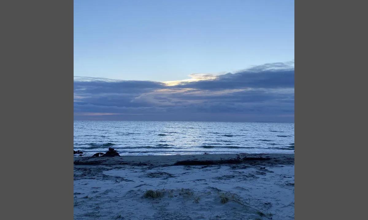 Klintholm Havn: {"base": "no", "no": "2023-11-26 vinterstrand.", "se": "2023-11-26 vinterstrand.", "en": "2023-11-26 winter beach.", "da": "2023-11-26 vinterstrand."}