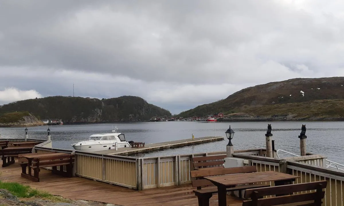 Klokkergården Marina - Rødøy: Bord og benker ved bryggene.