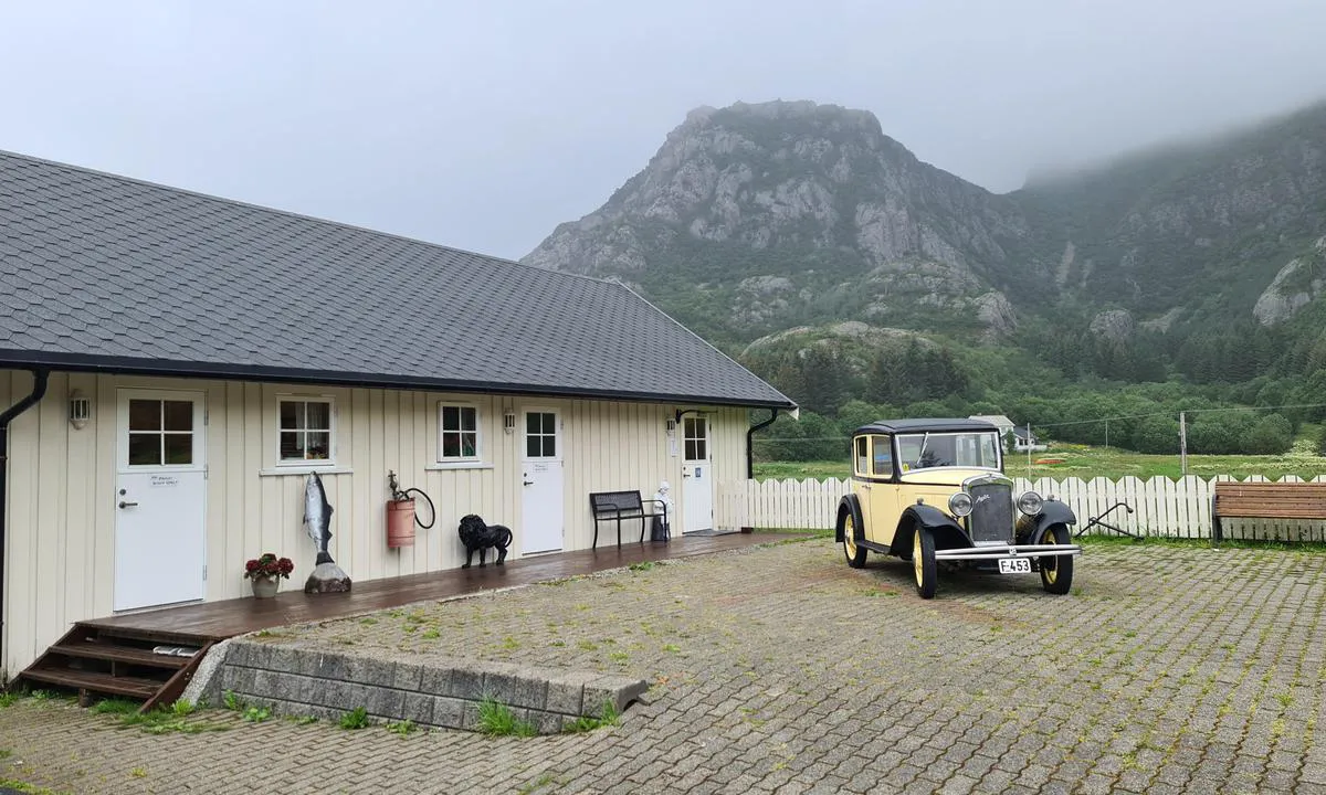 Klokkergården Marina - Rødøy: {"base": "no", "no": "Servicebygg, dusj, toalett, vaskemaskin (50kr) og t\u00f8rketrommel", "se": "Servicebyggnad, dusch, toalett, tv\u00e4ttmaskin (50kr) och torktumlare", "en": "Service building, shower, toilet, washing machine (50kr) and dryer", "da": "Servicebygning, bruser, toilet, vaskemaskine (50kr) og t\u00f8rretumbler"}