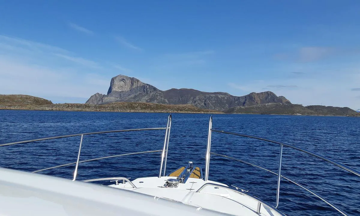 Klokkergården Marina - Rødøy: Rødøyløven sett fra sjøen (før ankomst fra sør)