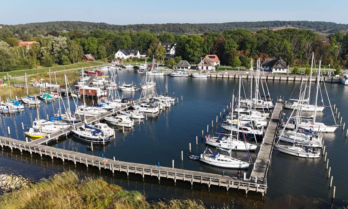 {"base": "de", "no": "Marina Hiddensee Kloster", "se": "Marina Hiddensee Kloster", "en": "Marina Hiddensee Kloster", "da": "Marina Hiddensee Kloster", "fr": "Marina Hiddensee Monast\u00e8re", "de": "Marina Hiddensee Kloster", "es": "Marina Hiddensee Kloster", "it": "Marina Hiddensee Kloster", "pt": "Marina de Hiddensee Kloster", "nl": "Jachthaven Hiddensee Klooster", "pl": "Marina Hiddensee Kloster", "uk": "\u041c\u0430\u0440\u0438\u043d\u0430 \u0413\u0456\u0434\u0434\u0435\u043d\u0437\u0435\u0454 \u041a\u043b\u043e\u0441\u0442\u0435\u0440", "ro": "Marina Hiddensee Kloster", "tr": "Marina Hiddensee Kloster", "el": "\u039c\u03b1\u03c1\u03af\u03bd\u03b1 Hiddensee \u039a\u03bb\u03cc\u03c3\u03c4\u03b5\u03c1", "cs": "Marina Hiddensee Kloster", "hu": "Kloster Hiddensee Marina", "fi": "Hiddenseen Kloster Marina", "bg": "\u041f\u0440\u0438\u0441\u0442\u0430\u043d\u0438\u0449\u0435 \u0425\u0438\u0434\u0435\u043d\u0437\u0435\u0435 \u041a\u043b\u043e\u0441\u0442\u0435\u0440", "sr": "\u041c\u0430\u0440\u0438\u043d\u0430 \u0425\u0438\u0434\u0435\u043d\u0437\u0435 \u041a\u043b\u043e\u0441\u0442\u0435\u0440", "et": "Marina Hiddensee Kloster", "lv": "Marina Hiddensee Kloster", "lt": "Marina Hiddensee Kloster"}