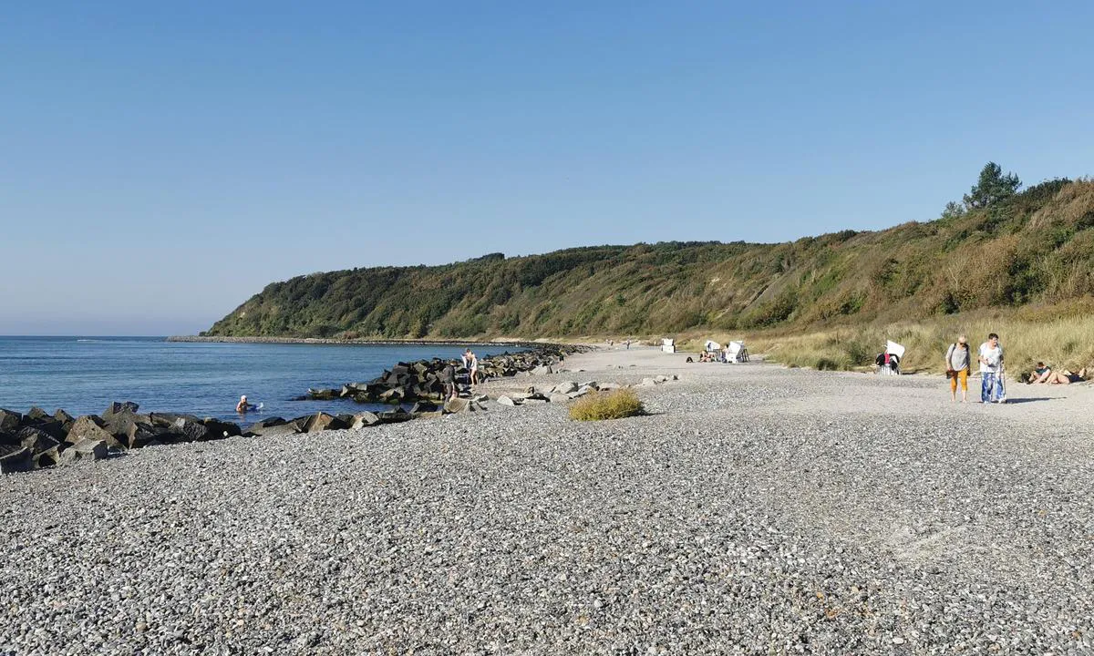 {"base": "de", "no": "Strand ved Kloster", "se": "Strand vid Kloster", "en": "Beach near Kloster", "da": "Strand ved Kloster", "fr": "Plage pr\u00e8s du Kloster", "de": "Strand bei Kloster", "es": "Playa cerca de Kloster", "it": "Spiaggia presso Kloster", "pt": "Praia em Kloster", "nl": "Strand bij Kloster", "pl": "Pla\u017ca przy Klasztorze", "uk": "\u041f\u043b\u044f\u0436 \u0431\u0456\u043b\u044f \u041a\u043b\u043e\u0441\u0442\u0435\u0440\u0430", "ro": "Plaj\u0103 la Kloster", "tr": "Kloster'deki Plaj", "el": "\u03a0\u03b1\u03c1\u03b1\u03bb\u03af\u03b1 \u03ba\u03bf\u03bd\u03c4\u03ac \u03c3\u03c4\u03bf Kloster", "cs": "Pl\u00e1\u017e u Klosteru", "hu": "Strand a kolostorn\u00e1l", "fi": "Ranta Klosterin luona", "bg": "\u041f\u043b\u0430\u0436 \u043f\u0440\u0438 \u041a\u043b\u043e\u0441\u0442\u0435\u0440", "sr": "Pla\u017ea kod Klostera", "et": "Rand kloostri juures", "lv": "Pludmale pie Kloster", "lt": "Papl\u016bdimys prie Kloster"}