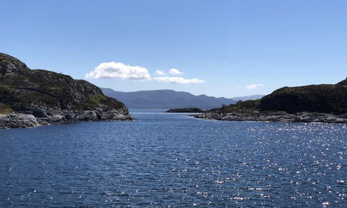 Det er flere sund som leder inn til ankringsplassen ved Klubbøya. Se godt i sjøkartet, for de fleste av sundene er for grunne til annet enn lettbåter.