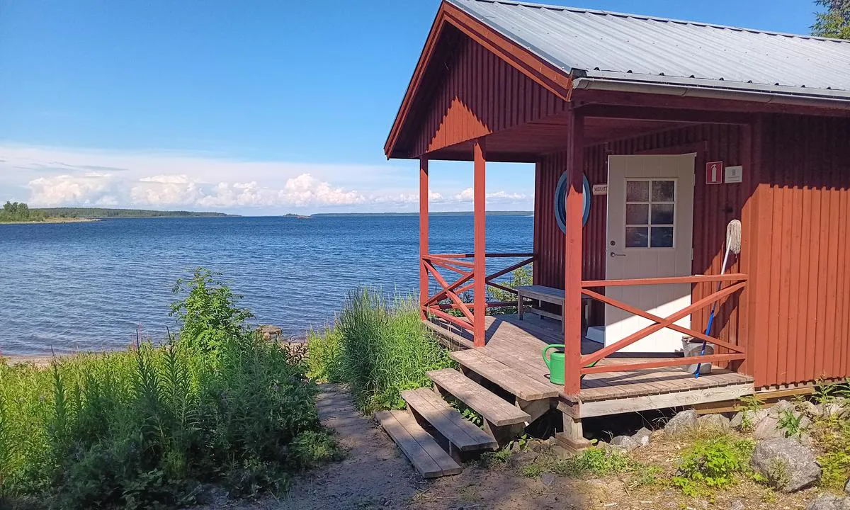 Kluntarna: {"base": "se", "no": "En kort skogstur fra havnen og du kommer til badstuen i Kr\u00e5kviken.", "se": "En kort skogspromenad fr\u00e5n hamnen och du kommer till bastun i Kr\u00e5kviken.", "en": "A short walk through the woods from the harbour and you will arrive at the sauna in Kr\u00e5kviken.", "da": "En kort skovtur fra havnen, og du kommer til saunaen i Krageviken.", "fr": "Une courte promenade en for\u00eat depuis le port et vous arriverez au sauna de Kr\u00e5kviken.", "de": "Ein kurzer Waldspaziergang vom Hafen aus und du kommst zur Sauna in Kr\u00e5kviken.", "es": "Un corto paseo por el bosque desde el puerto y llegar\u00e1s a la sauna en Kr\u00e5kviken.", "it": "Una breve passeggiata attraverso il bosco dal porto e si arriva alla sauna a Kr\u00e5kviken.", "pt": "A uma curta caminhada pela floresta a partir do porto, e voc\u00ea chegar\u00e1 \u00e0 sauna em Kr\u00e5kviken.", "nl": "Een korte boswandeling vanaf de haven en je komt bij de sauna in Kr\u00e5kviken.", "pl": "Po kr\u00f3tkim spacerze przez las z portu dojdziesz do sauny w Kr\u00e5kviken.", "uk": "\u041a\u043e\u0440\u043e\u0442\u043a\u0430 \u043f\u0440\u043e\u0433\u0443\u043b\u044f\u043d\u043a\u0430 \u043b\u0456\u0441\u043e\u043c \u0432\u0456\u0434 \u0433\u0430\u0432\u0430\u043d\u0456 \u043f\u0440\u0438\u0432\u0435\u0434\u0435 \u0432\u0430\u0441 \u0434\u043e \u0441\u0430\u0443\u043d\u0438 \u0432 \u041a\u0440\u0430\u043a\u0432\u0456\u043a\u0435\u043d\u0456.", "ro": "O scurt\u0103 plimbare prin p\u0103dure de la port \u0219i vei ajunge la saun\u0103 din Kr\u00e5kviken.", "tr": "Limandan k\u0131sa bir y\u00fcr\u00fcy\u00fc\u015f ile Kr\u00e5kviken'deki saunaya ula\u015fabilirsiniz.", "el": "\u039c\u03af\u03b1 \u03c3\u03cd\u03bd\u03c4\u03bf\u03bc\u03b7 \u03c0\u03b5\u03b6\u03bf\u03c0\u03bf\u03c1\u03af\u03b1 \u03bc\u03ad\u03c3\u03b1 \u03b1\u03c0\u03cc \u03c4\u03bf \u03b4\u03ac\u03c3\u03bf\u03c2 \u03b1\u03c0\u03cc \u03c4\u03bf \u03bb\u03b9\u03bc\u03ac\u03bd\u03b9 \u03ba\u03b1\u03b9 \u03b8\u03b1 \u03c6\u03c4\u03ac\u03c3\u03b5\u03c4\u03b5 \u03c3\u03c4\u03b7 \u03c3\u03ac\u03bf\u03c5\u03bd\u03b1 \u03c3\u03c4\u03bf Kr\u00e5kviken.", "cs": "Kr\u00e1tkou lesn\u00ed proch\u00e1zkou z p\u0159\u00edstavu se dostanete do sauny v Kr\u00e5kviken.", "hu": "Egy r\u00f6vid erdei s\u00e9ta a kik\u00f6t\u0151t\u0151l, \u00e9s el\u00e9rkezel a Kr\u00e5kviken szaun\u00e1j\u00e1hoz.", "fi": "Lyhyt mets\u00e4k\u00e4vely satamasta ja saavut Kr\u00e5kvikenin saunaan.", "bg": "\u041a\u0440\u0430\u0442\u043a\u0430 \u0440\u0430\u0437\u0445\u043e\u0434\u043a\u0430 \u043f\u0440\u0435\u0437 \u0433\u043e\u0440\u0430\u0442\u0430 \u043e\u0442 \u043f\u0440\u0438\u0441\u0442\u0430\u043d\u0438\u0449\u0435\u0442\u043e \u0438 \u0449\u0435 \u0441\u0442\u0438\u0433\u043d\u0435\u0442\u0435 \u0434\u043e \u0441\u0430\u0443\u043d\u0430\u0442\u0430 \u0432 \u041a\u0440\u043e\u0432\u0438\u043a\u0435\u043d.", "sr": "Kratka \u0161etnja kroz \u0161umu od luke i sti\u0107i \u0107ete do saune u Kr\u00e5kviken.", "et": "L\u00fchike jalutusk\u00e4ik l\u00e4bi metsa sadamast ja j\u00f5uate Kr\u00e5kvikenis asuva saunani.", "lv": "\u012asa pastaiga cauri me\u017eam no ostas, un j\u016bs non\u0101ksiet Kr\u0101kvikenes pirt\u012b.", "lt": "Trumpas pasivaik\u0161\u010diojimas mi\u0161ku nuo uosto ir j\u016bs pasieksite pirt\u012f Kr\u00e5kviken."}
