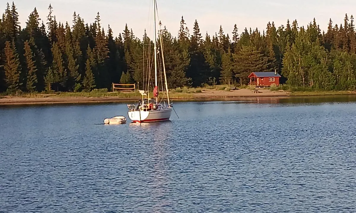 Kluntarna: {"base": "se", "no": "Storvikens sandstrand med vedfyrt badstue.", "se": "Storvikens sandstrand med vedeldad bastu.", "en": "The sandy beach of Storviken with a wood-fired sauna.", "da": "Storvikens sandstrand med br\u00e6ndeopvarmet sauna.", "fr": "La plage de sable de Storviken avec sauna au bois.", "de": "Der Sandstrand von Storviken mit einer holzbeheizten Sauna.", "es": "Playa de arena de Storviken con sauna de le\u00f1a.", "it": "La spiaggia sabbiosa di Storviken con sauna a legna.", "pt": "Praia de areia de Storviken com sauna a lenha.", "nl": "Strand van Storviken met houtgestookte sauna.", "pl": "Piaszczysta pla\u017ca Storviken z saun\u0105 opalan\u0105 drewnem.", "uk": "\u041f\u0456\u0449\u0430\u043d\u0438\u0439 \u043f\u043b\u044f\u0436 \u0421\u0442\u043e\u0432\u0456\u043a\u0435\u043d\u0430 \u0437 \u0434\u0440\u043e\u0432'\u044f\u043d\u043e\u044e \u0441\u0430\u0443\u043d\u043e\u044e.", "ro": "Plaja de nisip Storvikens cu o saun\u0103 \u00eenc\u0103lzit\u0103 cu lemne.", "tr": "Storviken kumsal\u0131nda odunla \u0131s\u0131t\u0131lan bir sauna bulunmaktad\u0131r.", "el": "\u0397 \u03b1\u03bc\u03bc\u03ce\u03b4\u03b7\u03c2 \u03c0\u03b1\u03c1\u03b1\u03bb\u03af\u03b1 \u03c4\u03bf\u03c5 Storviken \u03bc\u03b5 \u03c3\u03ac\u03bf\u03c5\u03bd\u03b1 \u03be\u03cd\u03bb\u03bf\u03c5.", "cs": "P\u00edse\u010dn\u00e1 pl\u00e1\u017e Storviken s kamny na d\u0159evo a saunou.", "hu": "Storviken homokos partja fat\u00fczel\u00e9s\u0171 szaun\u00e1val.", "fi": "Storvikin hiekkaranta ja puul\u00e4mmitteinen sauna.", "bg": "\u041f\u044f\u0441\u044a\u0447\u043d\u0438\u044f\u0442 \u043f\u043b\u0430\u0436 \u043d\u0430 \u0421\u0442\u043e\u0440\u0432\u0438\u043a\u0435\u043d \u0441 \u0434\u044a\u0440\u0432\u0435\u043d\u0430 \u0441\u0430\u0443\u043d\u0430.", "sr": "Pes\u010dana pla\u017ea Storviken sa saunom na drva.", "et": "Storvike liivarand koos puudega k\u00f6etava saunaga.", "lv": "Storvikenas smil\u0161u pludmale ar malkas kurin\u0101mo pirti.", "lt": "Storvikeno sm\u0117lio papl\u016bdimys su malkomis k\u016brenama pirtimi."}