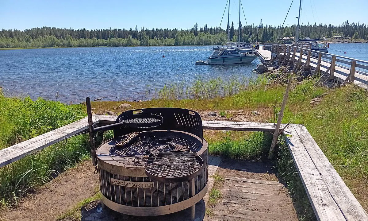 Kluntarna: {"base": "se", "no": "En av flere grillplasser ved strendene.", "se": "En av flera grillplatser vid str\u00e4nderna.", "en": "One of several barbecue areas along the shores.", "da": "En af flere grillpladser ved strandene.", "fr": "Un des nombreux emplacements pour barbecue sur les plages.", "de": "Einer von mehreren Grillpl\u00e4tzen an den Str\u00e4nden.", "es": "Uno de varios lugares para asar a la parrilla en las playas.", "it": "Una delle numerose aree barbecue sulle spiagge.", "pt": "Um dos v\u00e1rios locais para grelhar nas praias.", "nl": "Een van de meerdere barbecueplaatsen bij de stranden.", "pl": "Jedno z kilku miejsc do grillowania przy pla\u017cach.", "uk": "\u041e\u0434\u0438\u043d \u0456\u0437 \u043a\u0456\u043b\u044c\u043a\u043e\u0445 \u043c\u0430\u043d\u0433\u0430\u043b\u0456\u0432 \u043d\u0430 \u0431\u0435\u0440\u0435\u0433\u0430\u0445.", "ro": "Unul dintre mai multe locuri de gr\u0103tar de pe plaje.", "tr": "K\u0131y\u0131lardaki birka\u00e7 mangal yerinden biri.", "el": "\u039c\u03af\u03b1 \u03b1\u03c0\u03cc \u03c4\u03b9\u03c2 \u03c0\u03bf\u03bb\u03bb\u03ad\u03c2 \u03c8\u03b7\u03c3\u03c4\u03b1\u03c1\u03b9\u03ad\u03c2 \u03c3\u03c4\u03b9\u03c2 \u03c0\u03b1\u03c1\u03b1\u03bb\u03af\u03b5\u03c2.", "cs": "Jedno z n\u011bkolika grilovac\u00edch m\u00edst na pl\u00e1\u017e\u00edch.", "hu": "Egyike a t\u00f6bb grillez\u0151helynek a part ment\u00e9n.", "fi": "Yksi useista grillipaikoista rannoilla.", "bg": "\u0415\u0434\u043d\u043e \u043e\u0442 \u043d\u044f\u043a\u043e\u043b\u043a\u043e\u0442\u043e \u043c\u0435\u0441\u0442\u0430 \u0437\u0430 \u0431\u0430\u0440\u0431\u0435\u043a\u044e \u043d\u0430 \u043f\u043b\u0430\u0436\u043e\u0432\u0435\u0442\u0435.", "sr": "Jedno od nekoliko mesta za ro\u0161tilj kod obala.", "et": "\u00dcks mitmest grillimiskohast randade \u00e4\u00e4res.", "lv": "Viena no vair\u0101k\u0101m grila viet\u0101m pie pludmal\u0113m.", "lt": "Viena i\u0161 keli\u0173 kepsnini\u0173 viet\u0173 prie papl\u016bdimi\u0173."}