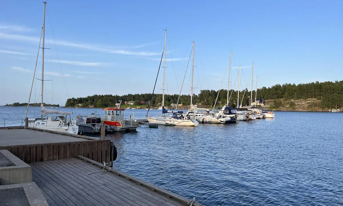 Knarberg Båthavn: {"base": "no", "no": "Brygga fra land mot nord", "se": "Bryggan fr\u00e5n land mot norr", "en": "The pier extends from the land towards the north", "da": "Bryggen fra land mod nord"}