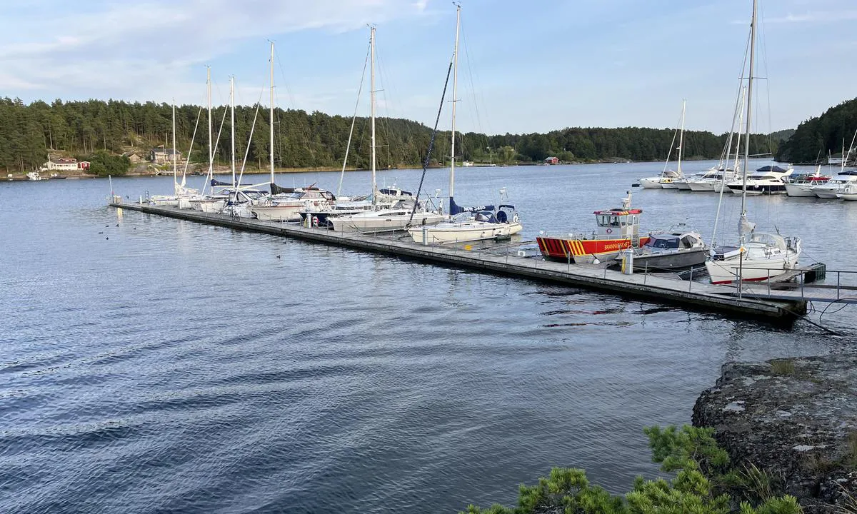 Knarberg Båthavn: {"base": "no", "no": "Gjesteplassene ligger ytterst p\u00e5 denne flytebrygga.", "se": "G\u00e4stplatserna ligger ytterst p\u00e5 denna flytbrygga.", "en": "The guest berths are located at the outer part of this floating dock.", "da": "G\u00e6stepladserne ligger yderst p\u00e5 denne flydebro.", "fr": "Les places pour les invit\u00e9s se trouvent \u00e0 l'extr\u00e9mit\u00e9 de ce ponton flottant.", "de": "Die G\u00e4stepl\u00e4tze befinden sich ganz au\u00dfen an diesem Schwimmsteg.", "es": "Los puestos de visitantes est\u00e1n situados en el extremo de este muelle flotante.", "it": "I posti per gli ospiti si trovano all'estremit\u00e0 di questo molo galleggiante.", "pt": "Os lugares para visitantes est\u00e3o localizado no final deste cais flutuante.", "nl": "De gastenplaatsen liggen aan het uiteinde van deze drijvende steiger.", "pl": "Miejsca dla go\u015bci znajduj\u0105 si\u0119 na ko\u0144cu tego pomostu p\u0142ywaj\u0105cego.", "uk": "\u041c\u0456\u0441\u0446\u044f \u0434\u043b\u044f \u0433\u043e\u0441\u0442\u0435\u0439 \u0437\u043d\u0430\u0445\u043e\u0434\u044f\u0442\u044c\u0441\u044f \u043d\u0430 \u043a\u0440\u0430\u044e \u0446\u044c\u043e\u0433\u043e \u043f\u043b\u0430\u0432\u0443\u0447\u043e\u0433\u043e \u043f\u0440\u0438\u0447\u0430\u043b\u0443.", "ro": "Locurile pentru oaspe\u021bi sunt situate la cap\u0103tul acestei dane plutitoare.", "tr": "Misafir yerleri bu y\u00fczer iskelede en d\u0131\u015f k\u0131s\u0131mda yer almaktad\u0131r.", "el": "\u039f\u03b9 \u03b8\u03ad\u03c3\u03b5\u03b9\u03c2 \u03b5\u03c0\u03b9\u03c3\u03ba\u03b5\u03c0\u03c4\u03ce\u03bd \u03b2\u03c1\u03af\u03c3\u03ba\u03bf\u03bd\u03c4\u03b1\u03b9 \u03c3\u03c4\u03bf \u03ac\u03ba\u03c1\u03bf \u03b1\u03c5\u03c4\u03bf\u03cd \u03c4\u03bf\u03c5 \u03c0\u03bb\u03c9\u03c4\u03ae\u03c1\u03b1.", "cs": "Hostuj\u00edc\u00ed m\u00edsta jsou um\u00edst\u011bna na konci tohoto plovouc\u00edho mola.", "hu": "A vend\u00e9ghelyek a k\u00fcls\u0151 \u00fasz\u00f3m\u00f3l\u00f3n tal\u00e1lhat\u00f3k.", "fi": "Vieraspaikat sijaitsevat aivan t\u00e4m\u00e4n laituriulkoreunan kohdalta.", "bg": "\u041c\u0435\u0441\u0442\u0430\u0442\u0430 \u0437\u0430 \u0433\u043e\u0441\u0442\u0438 \u0441\u0435 \u043d\u0430\u043c\u0438\u0440\u0430\u0442 \u0432 \u043a\u0440\u0430\u044f \u043d\u0430 \u0442\u043e\u0437\u0438 \u043f\u043b\u0430\u0432\u0430\u0449 \u043a\u0435\u0439.", "sr": "Mesta za goste nalaze se na samom kraju ovog plutaju\u0107eg pristani\u0161ta.", "et": "K\u00fclalisplatsid asuvad selle ujuvkai k\u00f5ige kaugemas osas.", "lv": "Viesu vietas ir izvietotas \u0161\u012bs peldo\u0161\u0101s piest\u0101tnes t\u0101l\u0101kais gal\u0101.", "lt": "Sve\u010di\u0173 vietos yra \u0161io pl\u016bduriuojan\u010dio prieplaukos galo."}