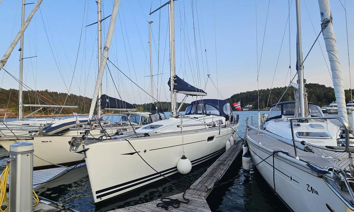 Knarberg Båthavn: {"base": "no", "no": "4 gjesteplasser ytterst p\u00e5 pir nord .", "se": "4 g\u00e4stplatser ytterst p\u00e5 piren norr.", "en": "4 guest berths at the outermost part of the northern pier.", "da": "4 g\u00e6stepladser yderst p\u00e5 pyren nord.", "fr": "4 places pour visiteurs \u00e0 l'extr\u00e9mit\u00e9 du quai nord.", "de": "4 G\u00e4steliegepl\u00e4tze ganz au\u00dfen an der n\u00f6rdlichen Pier.", "es": "4 lugares para visitantes en el extremo del muelle norte.", "it": "4 posti per ospiti all'estremit\u00e0 del molo nord.", "pt": "4 vagas para visitantes na parte externa do p\u00eder norte.", "nl": "4 gastenplaatsen aan de buitenkant van de noordelijke pier.", "pl": "4 miejsca go\u015bcinne na zewn\u0119trznej cz\u0119\u015bci p\u00f3\u0142nocnego mola.", "uk": "4 \u043c\u0456\u0441\u0446\u044f \u0434\u043b\u044f \u0433\u043e\u0441\u0442\u0435\u0439 \u043d\u0430 \u0437\u043e\u0432\u043d\u0456\u0448\u043d\u044c\u043e\u043c\u0443 \u0431\u043e\u0446\u0456 \u043f\u0456\u0432\u043d\u0456\u0447\u043d\u043e\u0433\u043e \u043f\u0440\u0438\u0447\u0430\u043b\u0443.", "ro": "4 locuri de oaspe\u021bi la cap\u0103tul exterior al digului nordic.", "tr": "Pir kuzeyinin en ucunda 4 misafir yeri.", "el": "4 \u03b8\u03ad\u03c3\u03b5\u03b9\u03c2 \u03b5\u03c0\u03b9\u03c3\u03ba\u03b5\u03c0\u03c4\u03ce\u03bd \u03c3\u03c4\u03bf \u03b2\u03cc\u03c1\u03b5\u03b9\u03bf \u03ac\u03ba\u03c1\u03bf \u03c4\u03b7\u03c2 \u03c0\u03c1\u03bf\u03b2\u03bb\u03ae\u03c4\u03b1\u03c2.", "cs": "4 m\u00edsta pro hosty na konci severn\u00edho mola.", "hu": "4 vend\u00e9ghely a m\u00f3l\u00f3 \u00e9szaki r\u00e9sz\u00e9n.", "fi": "4 vieraspaikkaa ulommaisessa osassa pohjoislaituria.", "bg": "4 \u043c\u0435\u0441\u0442\u0430 \u0437\u0430 \u0433\u043e\u0441\u0442\u0438 \u0432 \u043a\u0440\u0430\u044f \u043d\u0430 \u0441\u0435\u0432\u0435\u0440\u043d\u0438\u044f \u043a\u0435\u0439.", "sr": "4 \u043c\u0435\u0441\u0442\u0430 \u0437\u0430 \u0433\u043e\u0441\u0442\u0435 \u043d\u0430 \u043a\u0440\u0430\u0458\u0443 \u0441\u0435\u0432\u0435\u0440\u043d\u043e\u0433 \u043f\u0438\u0440\u0430", "et": "4 k\u00fclalisplatsi p\u00f5hjamuuli tipus.", "lv": "4 viesu vietas \u0101rpus piest\u0101tnes zieme\u013cu gal\u0101.", "lt": "4 sve\u010di\u0173 vietos i\u0161oriniame \u0161iauriniame molo gale."}