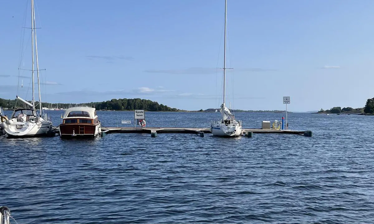 Knarberg Båthavn: {"base": "no", "no": "Gjesteplasser sett mot nord", "se": "G\u00e4stplatser sett mot norr", "en": "Guest berths viewed towards the north", "da": "G\u00e6stepladser set mod nord"}