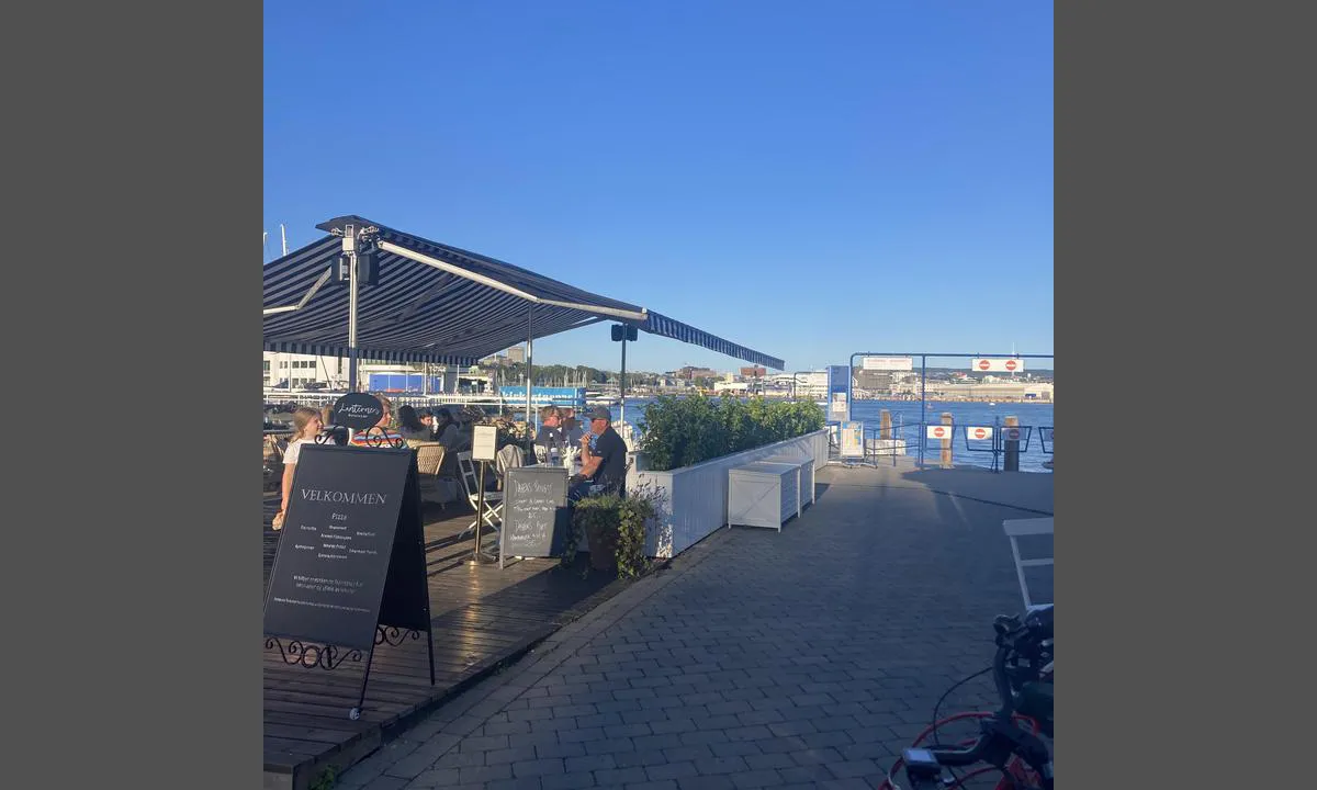 Kns Gjestehavn: {"base": "no", "no": "Koselig restaurant direkte p\u00e5 kaien der den lille gule Bygd\u00f8yfergen tar deg via Vikingeskipene (mus\u00e9et) inn til r\u00e5dhuset i Oslo p\u00e5 f\u00e5 minutter.", "se": "Mysig restaurang direkt vid kajen d\u00e4r den lilla gula Bygd\u00f8yf\u00e4rjan tar dig via Vikingaskeppen (museet) in till r\u00e5dhuset i Oslo p\u00e5 n\u00e5gra minuter.", "en": "Cozy restaurant directly on the quay where the small yellow Bygd\u00f8y ferry takes you via the Viking ships (museum) to the city hall in Oslo in just a few minutes.", "da": "Hyggelig restaurant direkte p\u00e5 kajen, hvor den lille gule Bygd\u00f8yf\u00e6rge tager dig via vikingskibene (museet) til r\u00e5dhuset i Oslo p\u00e5 f\u00e5 minutter."}