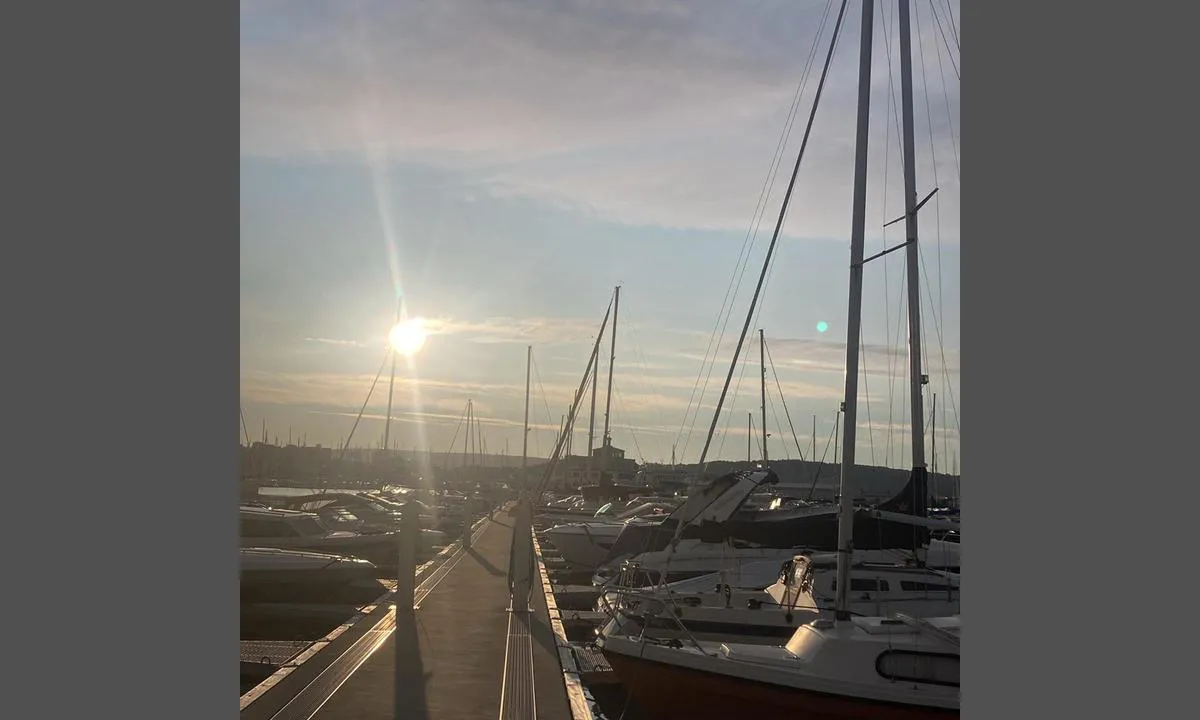 Kns Gjestehavn: {"base": "no", "no": "Flotte flytebrygger. Utsikt mot Oslo i aftensol.", "se": "Fina flytbryggor. Utsikt mot Oslo i kv\u00e4llssol.", "en": "Great floating docks. View towards Oslo in the evening sun.", "da": "Flotte flydebroer. Udsigt mod Oslo i aftensol."}