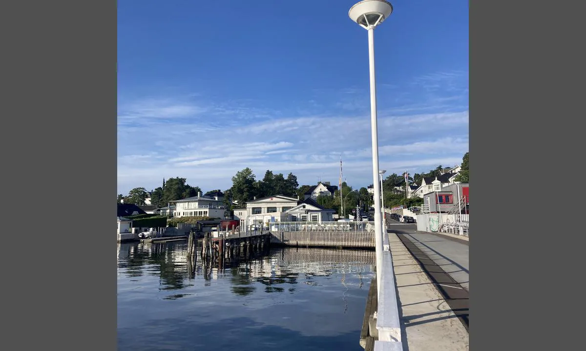 Kns Gjestehavn: {"base": "no", "no": "Utsikt fra \u2018Dronningen\u2019 mot restauranten", "se": "Utsikt fr\u00e5n \u2018Drottningen\u2019 mot restaurangen", "en": "View from \u2018the Queen\u2019 towards the restaurant", "da": "Udsigt fra \u2018Dronningen\u2019 mod restauranten"}