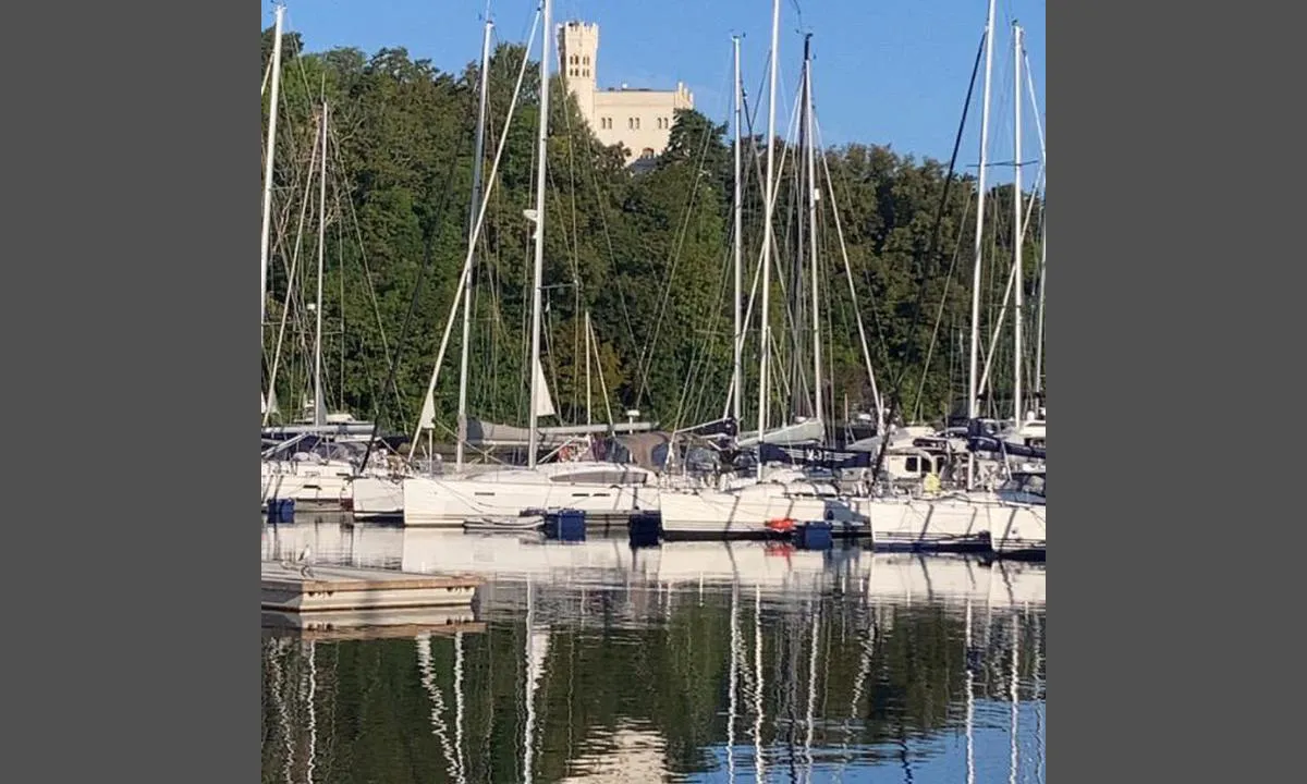 Kns Gjestehavn: {"base": "no", "no": "Oscarshall i bakgrunnen.", "se": "Oscarshall i bakgrunden.", "en": "Oscarshall in the background.", "da": "Oscarshall i baggrunden."}