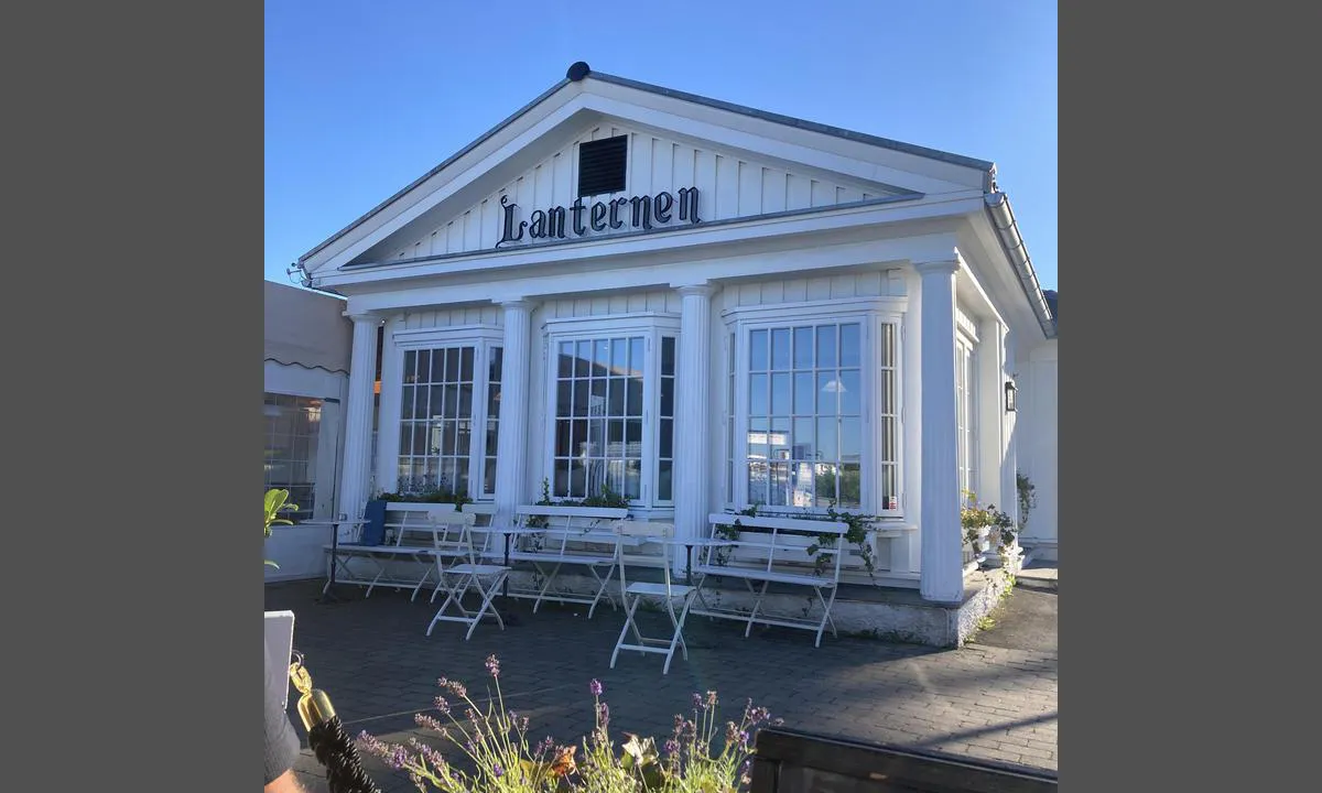 Kns Gjestehavn: {"base": "da", "no": "Restaurant kun f\u00e5 meter fra marinaen", "se": "Restaurang bara n\u00e5gra meter fr\u00e5n marinan", "en": "Restaurant just a few meters from the marina", "da": "Restaurant kun f\u00e5 meter fra marinaen"}