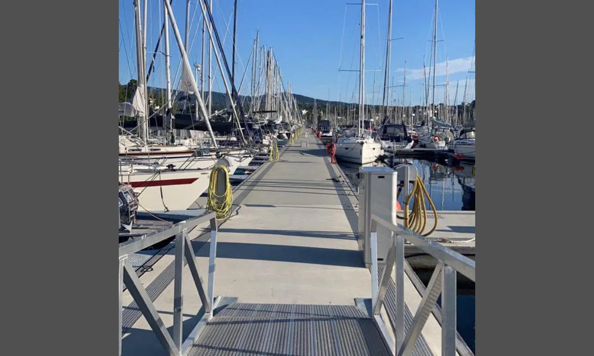Kns Gjestehavn: {"base": "no", "no": "Flott bred flytebrygge.", "se": "Fin bred flytbrygga.", "en": "Great wide floating dock.", "da": "Flot bred flydebro."}