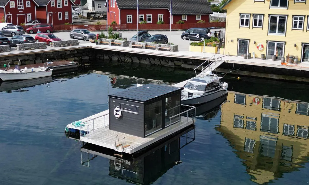 Knutholmen - Kalvåg: {"base": "se", "no": "Flytende badstue.", "se": "Flytande sauna.", "en": "Floating sauna.", "da": "Flydende sauna."}
