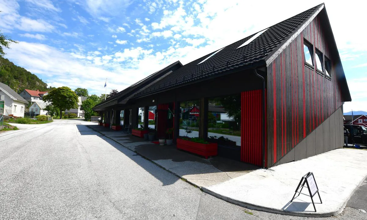 Knutholmen - Kalvåg: {"base": "no", "no": "Galleri Torsheim er vel verd eit bes\u00f8k.\r\nDet er ogs\u00e5 turistinfo i bygget.", "se": "Galleri Torsheim \u00e4r v\u00e4l v\u00e4rt ett bes\u00f6k. Det finns ocks\u00e5 turistinformation i byggnaden.", "en": "Galleri Torsheim is well worth a visit.<br>There is also tourist information in the building.", "da": "Galleri Torsheim er vel v\u00e6rd et bes\u00f8g.<br />Der er ogs\u00e5 turistinformation i bygningen."}