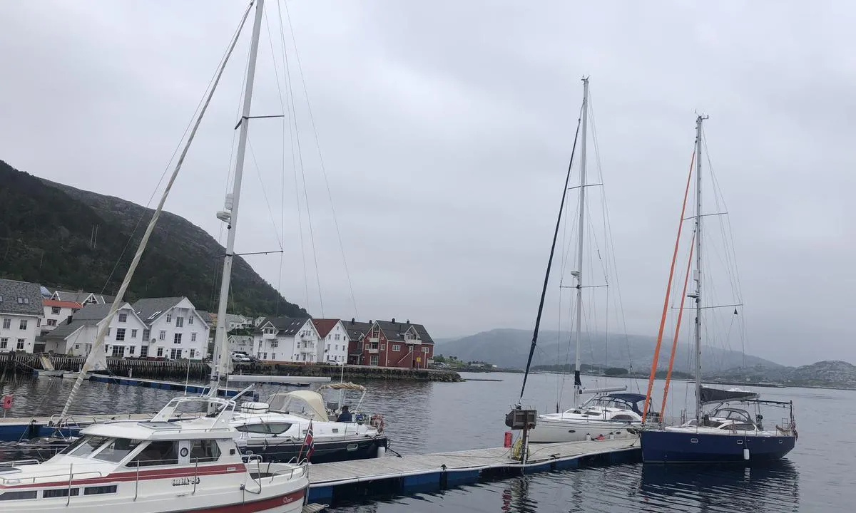 Knutholmen - Kalvåg: {"base": "no", "no": "Gamle brygger uten kryssholt, s\u00e5 vanskelig \u00e5 fort\u00f8ye for en soloseiler om det er litt vind. \r\nGod plass p\u00e5 flere brygger, men m\u00f8t opp f\u00f8r  kl 21 ellers m\u00e5 du g\u00e5 sulten til k\u00f8ys.", "se": "Gamla bryggor utan kryssholt, s\u00e5 sv\u00e5rt att f\u00f6rt\u00f6ja f\u00f6r en soloseglare om det bl\u00e5ser lite. <br>God plats p\u00e5 flera bryggor, men kom f\u00f6re kl 21 annars f\u00e5r du g\u00e5 hungrig till s\u00e4ngs.", "en": "Old docks without cleats, so difficult to moor for a solo sailor if there is a bit of wind.<br>Plenty of space on several docks, but arrive before 9 PM or you'll go to bed hungry.", "da": "Gamle kajer uden krydsholt, s\u00e5 sv\u00e6rt at fort\u00f8jre for en solosejler, hvis der er lidt vind.<br>God plads p\u00e5 flere kajer, men m\u00f8d op f\u00f8r kl 21 ellers m\u00e5 du g\u00e5 sulten i seng."}