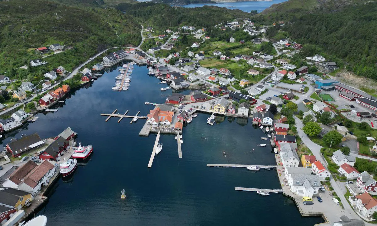 {"base": "no", "no": "Knutholmen.  Restaurant, flytekai, fast kai, vaskemaskin dusj t\u00f8rketrommel er i huset midt p\u00e5 bildet.", "se": "Knutholmen. Restaurang, flytkaj, fast kaj, tv\u00e4ttmaskin dusch torktumlare finns i huset mitt p\u00e5 bilden.", "en": "Knutholmen. Restaurant, floating dock, fixed dock, washing machine, shower, tumble dryer are in the building in the middle of the picture.", "da": "Knutholmen. Restaurant, flydebro, fast kaj, vaskemaskine, bruser, t\u00f8rretumbler er i huset midt p\u00e5 billedet."}