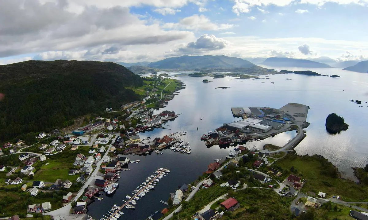 {"base": "en", "no": "Katamaranen v\u00e5r ligger ved trebrygga p\u00e5 Knutholmen.", "se": "V\u00e5r katamaran ligger f\u00f6rt\u00f6jd vid tr\u00e4bryggan i Knutholmen.", "en": "Our catamaran is berthed at the wooden quay of Knutholmen.", "da": "Vores katamaran er fort\u00f8jet ved den tr\u00e6molen i Knutholmen."}