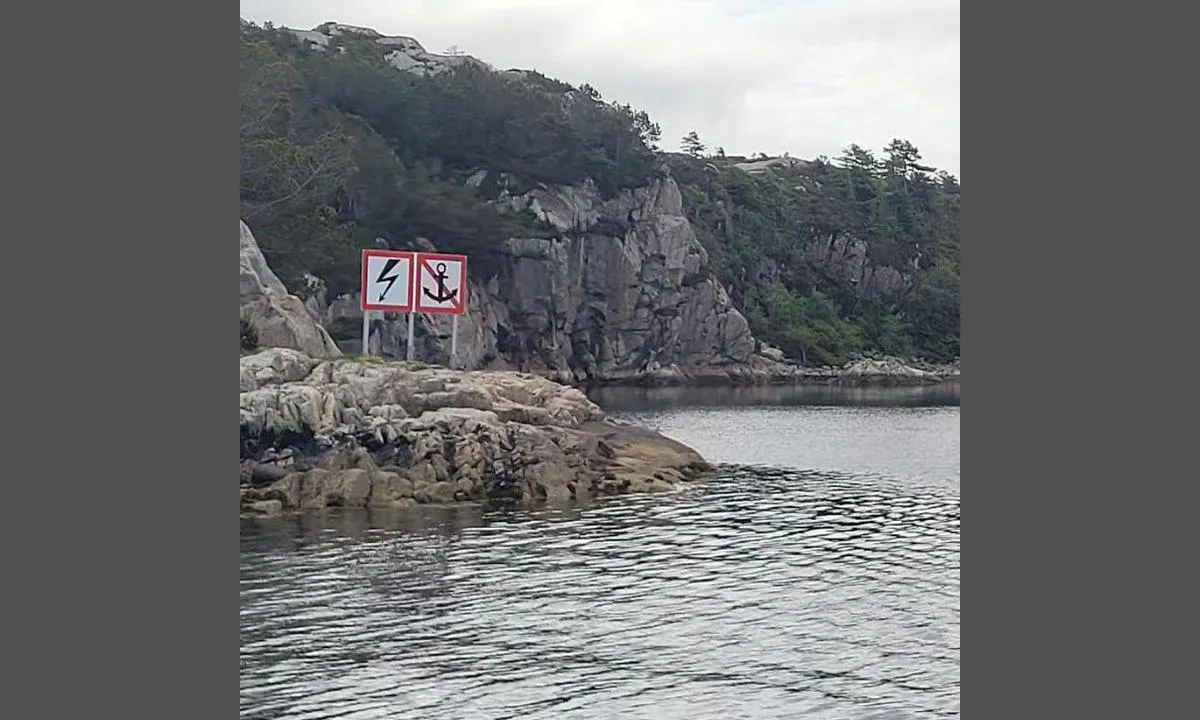 Kobbavika: {"base": "no", "no": "Det er litt uklart hvor det er ankringsforbud, men kartet viser bare en kabel helt inne ved land p\u00e5 nord-\u00f8stsiden, s\u00e5 det er trolig uproblematisk \u00e5 ligge p\u00e5 svai.", "se": "Det \u00e4r lite oklart var det \u00e4r ankringsf\u00f6rbud, men kartan visar bara en kabel helt inne vid land p\u00e5 nordostsidan, s\u00e5 det \u00e4r troligen oproblematiskt att ligga f\u00f6r ankar.", "en": "It is a bit unclear where anchoring is prohibited, but the map only shows a cable very close to the shore on the northeast side, so it is likely unproblematic to anchor.", "da": "Det er lidt uklart, hvor der er ankerforbud, men kortet viser kun et kabel helt inde ved land p\u00e5 nord\u00f8stsiden, s\u00e5 det er sandsynligvis uproblematisk at ligge for svaj."}