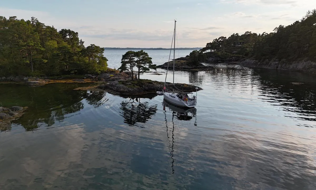 Kobbholmane: {"base": "no", "no": "Fort\u00f8yd med hekkanker og i bolter p\u00e5 den lille holmen mot s\u00f8rvest. Mulig det er nok dybde til \u00e5 g\u00e5 helt inntil land om man er forsiktig.", "se": "F\u00f6rt\u00f6jd med akterankare och i bultar p\u00e5 den lilla holmen mot sydv\u00e4st. M\u00f6jligt att det \u00e4r tillr\u00e4ckligt djup f\u00f6r att g\u00e5 helt in till land om man \u00e4r f\u00f6rsiktig.", "en": "Moor with a stern anchor and bolts on the small islet to the southwest. It might be deep enough to go all the way to the shore if you are careful.", "da": "Fort\u00f8jet med h\u00e6kanker og i bolte p\u00e5 den lille holm mod sydvest. Det er muligt, der er nok dybde til at g\u00e5 helt ind til land, hvis man er forsigtig."}