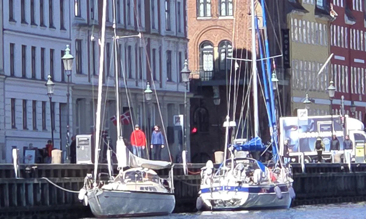 København Nyhavn: {"base": "no", "no": "Longside er fint", "se": "L\u00e5ngsides \u00e4r bra", "en": "Alongside is fine", "da": "Langside er fint", "fr": "C\u00f4t\u00e9 long est bien", "de": "L\u00e4ngsseite ist sch\u00f6n", "es": "Longside est\u00e1 bien", "it": "Longside va bene", "pt": "Longside \u00e9 bom", "nl": "Langszij is prima", "pl": "D\u0142ugoburtowo jest w porz\u0105dku", "uk": "\u041f\u0440\u0438\u0447\u0430\u043b \u0437\u0440\u0443\u0447\u043d\u0438\u0439", "ro": "Bordul lateral este \u00een regul\u0103", "tr": "Longside yana\u015fmak iyidir", "el": "\u039a\u03b1\u03c4\u03ac \u03bc\u03ae\u03ba\u03bf\u03c2 \u03b5\u03af\u03bd\u03b1\u03b9 \u03c9\u03c1\u03b1\u03af\u03b1", "cs": "Dlouh\u00e1 strana je v po\u0159\u00e1dku", "hu": "Hossz\u00e1ban kik\u00f6tve j\u00f3", "fi": "Laituripaikka on hyv\u00e4", "bg": "\u0411\u043e\u0440\u0434 \u0434\u043e \u0431\u043e\u0440\u0434 \u0435 \u0434\u043e\u0431\u0440\u0435", "sr": "\u0414\u0443\u0436 \u0431\u043e\u043a\u0430 \u0458\u0435 \u0443\u0440\u0435\u0434\u043d\u043e", "et": "K\u00f5rvalt sildumine on sobiv", "lv": "Gar borta ir labi", "lt": "\u0160onas yra gerai"}