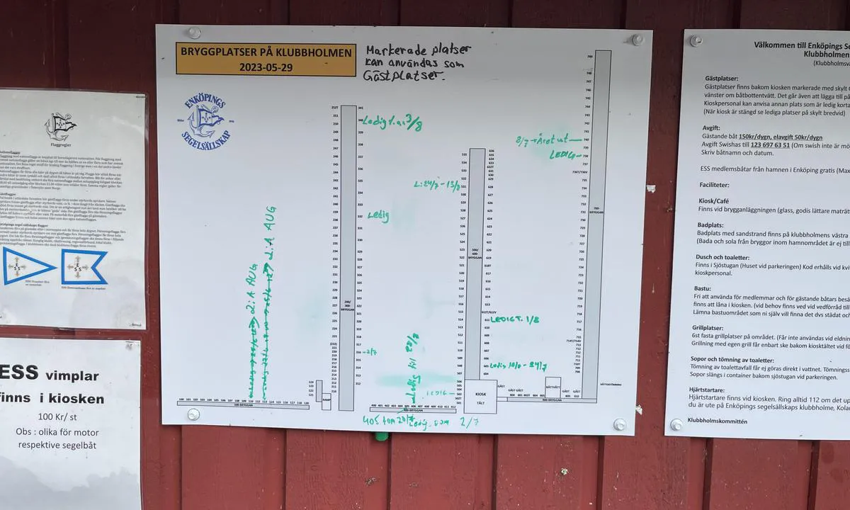 Kolarudd Klubbholmen: {"base": "se", "no": "Om havnekontoret ikke er \u00e5pent, finnes det en oppslagstavle p\u00e5 den nordlige siden som viser hvor det finnes ledige plasser", "se": "Om inte hamnkontoret \u00e4r \u00f6ppet finns det en anslagstavla p\u00e5 dess norra sida som visar var det finns lediga platser", "en": "If the harbour office is not open, there is a notice board on its northern side that shows where there are available spots", "da": "Hvis havnekontoret ikke er \u00e5bent, er der en opslagstavle p\u00e5 dens nordlige side, som viser hvor der er ledige pladser"}