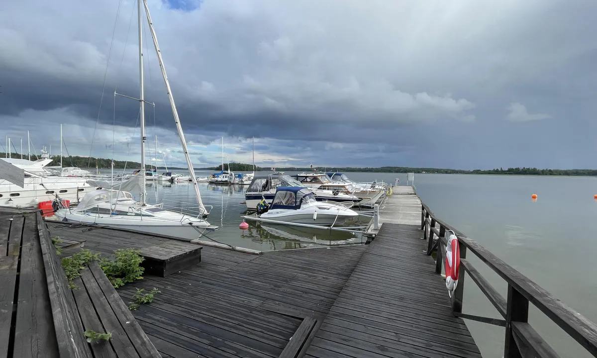 Kolarudd Klubbholmen: {"base": "se", "no": "Gjestebrygga", "se": "G\u00e4stbryggan", "en": "Guest Pier", "da": "G\u00e6stebroen"}