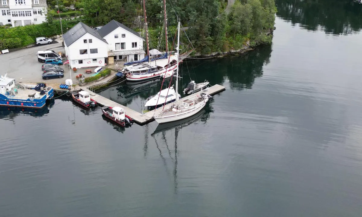 Kolbeinshamn Gjestehamn: {"base": "no", "no": "Denne flytebrygga har lettast tilgang til straum  Dusj og toalett finn du innafor den svarte d\u00f8ra  ved den store segelb\u00e5ten", "se": "Denna flytbrygga har l\u00e4ttast tillg\u00e5ng till str\u00f6m. Dusch och toalett hittar du innanf\u00f6r den svarta d\u00f6rren vid den stora segelb\u00e5ten.", "en": "This floating dock has the easiest access to power. You can find the shower and toilet inside the black door by the large sailboat.", "da": "Denne flydebro har lettest adgang til str\u00f8m Bruser og toilet finder du indenfor den sorte d\u00f8r ved den store sejlb\u00e5d"}