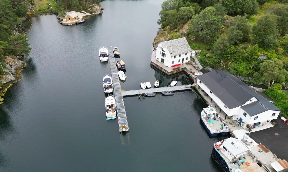 Kolbeinshamn Gjestehamn: {"base": "no", "no": "Den eine av 2 flytebrygger i gjestehavna", "se": "Ena av tv\u00e5 flytbryggor i g\u00e4sthamnen", "en": "One of the 2 floating docks in the guest harbor", "da": "Den ene af 2 flydebroer i g\u00e6stehavnen"}