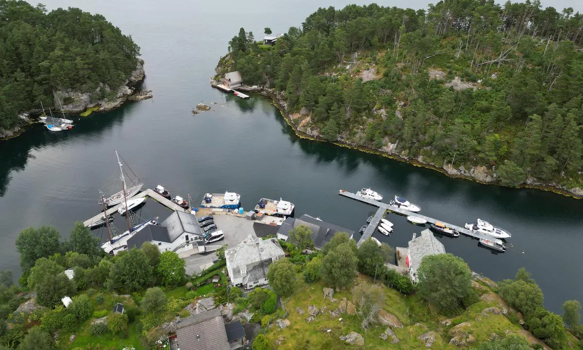 Kolbeinshamn Gjestehamn: {"base": "no", "no": "Gjesthavn og innsegling", "se": "G\u00e4sthamn och insegling", "en": "Guest harbour and entrance", "da": "G\u00e6stehavn og indsejling"}