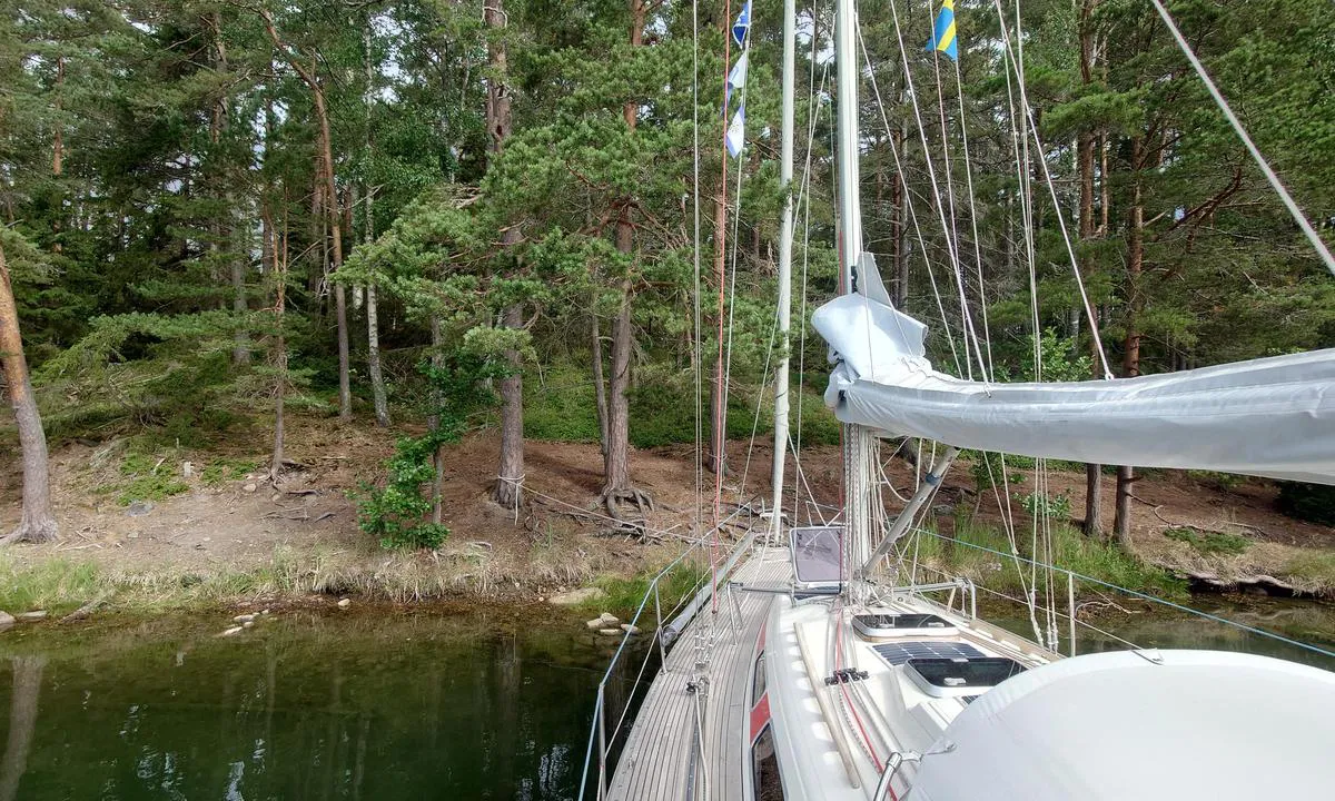 Kolnäsviken: {"base": "en", "no": "Fort\u00f8yd direkte til tr\u00e6r. V\u00e6r oppmerksom, det er ganske grunt her!", "se": "F\u00f6rt\u00f6jd direkt vid tr\u00e4d. Var f\u00f6rsiktig, det \u00e4r ganska grunt h\u00e4r!", "en": "Moored directly to trees. Beware it is quite shallow here!", "da": "Fort\u00f8jet direkte til tr\u00e6er. V\u00e6r opm\u00e6rksom p\u00e5, at det er ret lavvandet her!", "fr": "Amarr\u00e9 directement aux arbres. Attention, c'est assez peu profond ici\u00a0!", "de": "Direkt an B\u00e4umen festgemacht. Vorsicht, hier ist es ziemlich flach!", "es": "Amarrado directamente a los \u00e1rboles. \u00a1Cuidado, es bastante poco profundo aqu\u00ed!", "it": "Ormeggiato direttamente agli alberi. Attenzione, l'acqua \u00e8 piuttosto bassa qui!", "pt": "Amarrado diretamente \u00e0s \u00e1rvores. Cuidado, \u00e9 bastante raso aqui!", "nl": "Afgemeerd direct aan bomen. Pas op, het is hier vrij ondiep!", "pl": "Cumowany bezpo\u015brednio do drzew. Uwa\u017caj, jest tu do\u015b\u0107 p\u0142ytko!", "uk": "\u041f\u0440\u0438\u0447\u0430\u043b\u0435\u043d\u043e \u0431\u0435\u0437\u043f\u043e\u0441\u0435\u0440\u0435\u0434\u043d\u044c\u043e \u0434\u043e \u0434\u0435\u0440\u0435\u0432. \u0411\u0443\u0434\u044c\u0442\u0435 \u043e\u0431\u0435\u0440\u0435\u0436\u043d\u0456, \u0442\u0443\u0442 \u0434\u043e\u0441\u0438\u0442\u044c \u043c\u0456\u043b\u043a\u043e!", "ro": "Ancorat direct de copaci. Aten\u021bie, este destul de ad\u00e2nc aici!", "tr": "A\u011fa\u00e7lara do\u011frudan ba\u011flan\u0131lm\u0131\u015f. Dikkat edin, buras\u0131 olduk\u00e7a s\u0131\u011f!", "el": "\u03a0\u03c1\u03bf\u03c3\u03b4\u03ad\u03c3\u03c4\u03b5 \u03b1\u03c0\u03b5\u03c5\u03b8\u03b5\u03af\u03b1\u03c2 \u03c3\u03b5 \u03b4\u03ad\u03bd\u03c4\u03c1\u03b1. \u03a0\u03c1\u03bf\u03c3\u03ad\u03be\u03c4\u03b5, \u03b5\u03b4\u03ce \u03b5\u03af\u03bd\u03b1\u03b9 \u03b1\u03c1\u03ba\u03b5\u03c4\u03ac \u03c1\u03b7\u03c7\u03ac!", "cs": "P\u0159iv\u00e1z\u00e1no p\u0159\u00edmo ke strom\u016fm. Pozor, je to tu dost m\u011blk\u00e9!", "hu": "K\u00f6zvetlen\u00fcl a f\u00e1khoz k\u00f6tve. Vigy\u00e1zzon, itt el\u00e9g sek\u00e9ly a v\u00edz!", "fi": "Kiinnitetty suoraan puihin. Varo, t\u00e4\u00e4ll\u00e4 on melko matalaa!", "bg": "\u0417\u0430\u0432\u044a\u0440\u0437\u0430\u043d\u0438 \u0434\u0438\u0440\u0435\u043a\u0442\u043d\u043e \u0437\u0430 \u0434\u044a\u0440\u0432\u0435\u0442\u0430. \u0412\u043d\u0438\u043c\u0430\u0432\u0430\u0439\u0442\u0435, \u0442\u0443\u043a \u0435 \u0434\u043e\u0441\u0442\u0430 \u043f\u043b\u0438\u0442\u043a\u043e!", "sr": "Privezano direktno za drve\u0107e. Pazite, ovde je prili\u010dno plitko!", "et": "Otseselt puudesse sildunud. Olge ettevaatlik, siin on \u00fcsna madal!", "lv": "Piestiprin\u0101ts tie\u0161i pie kokiem. Uzmanieties, \u0161eit ir diezgan sekls!", "lt": "Pritvirtinta tiesiog prie med\u017ei\u0173. Saugokit\u0117s, \u010dia gana seklu!"}