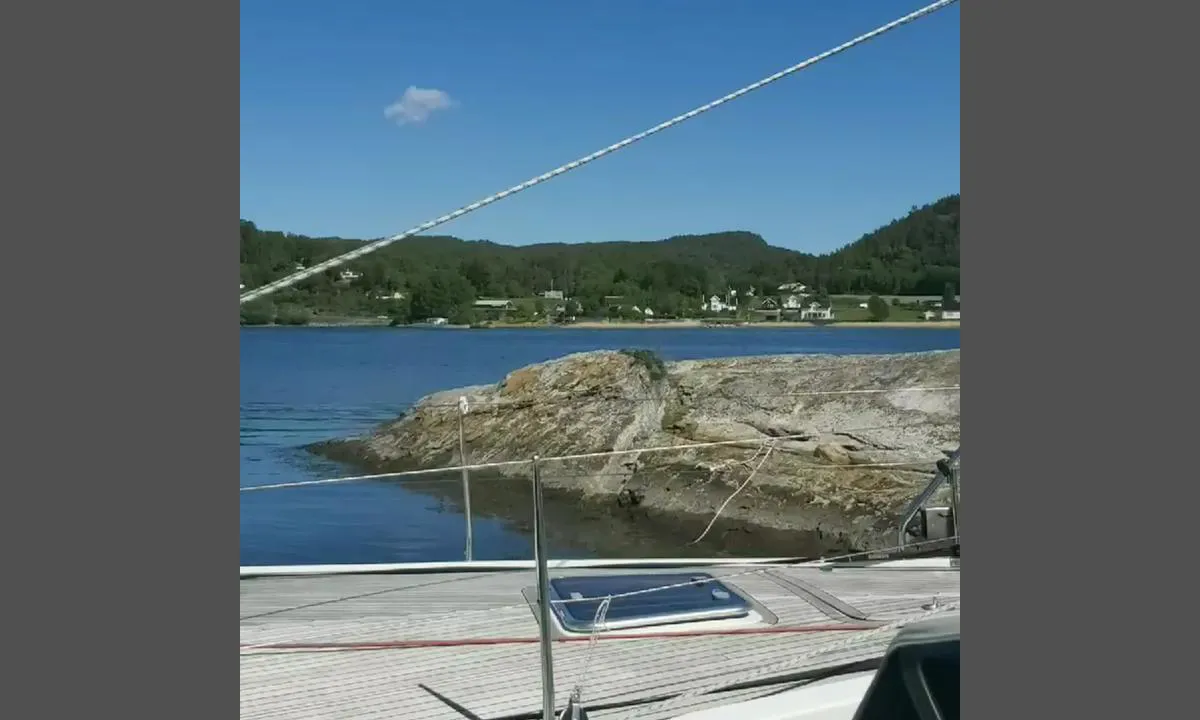 kommersøya Nord: {"base": "no", "no": "Bilde tatt fra bergsiden i fantebukta, med utsikt mot sando.", "se": "Bild tagen fr\u00e5n bergssidan i Fantebukten, med utsikt mot Sando.", "en": "Picture taken from the hillside in Fantebukta, with a view towards Sando.", "da": "Billede taget fra bjergsiden i fantebugten, med udsigt mod sando."}