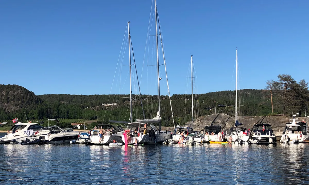 kommersøya Nord: {"base": "no", "no": "Bergsiden av bukta.", "se": "Bergsidan av bukten.", "en": "The mountain side of the bay.", "da": "Bergsiden af bugten."}