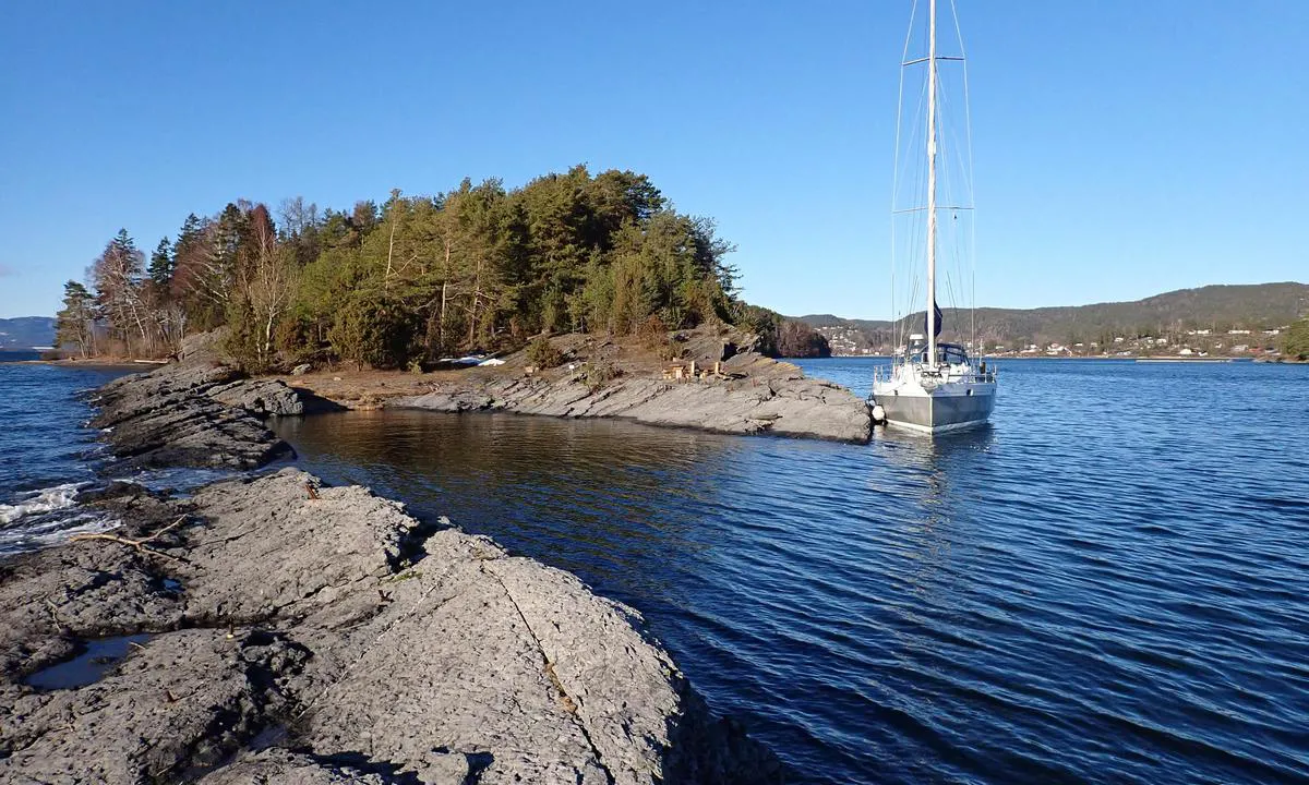 Kommersøya syd: Longside mot berget, god dybde, opp mot 6 m. Bolter og jernstenger gir gode fortøyningsmuligheter. Fjellet går rett ned så ingen problemer med å ligge helt inntil berget. Kalkstein, skarpe kanter, bruk fenderplanke. Veldig god beskyttelse mot NV, da blåser du ut fra berget. Mindre båter kan ligge i den lille bukta, men begrenset dybde. Dette er en populær havn, særlig for litt større skøyter. Utedo og benker. Morgen, middag og kveldssol.